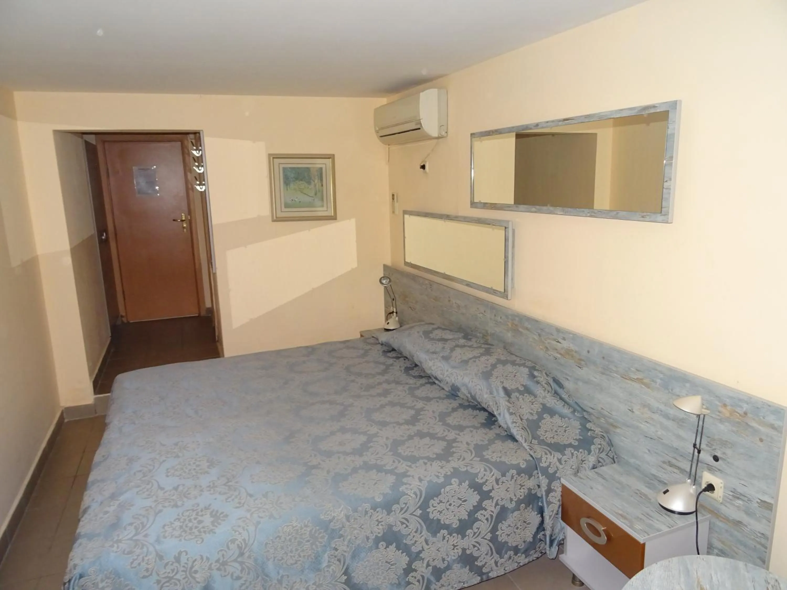Double Room - Basement in Victoria Hotel