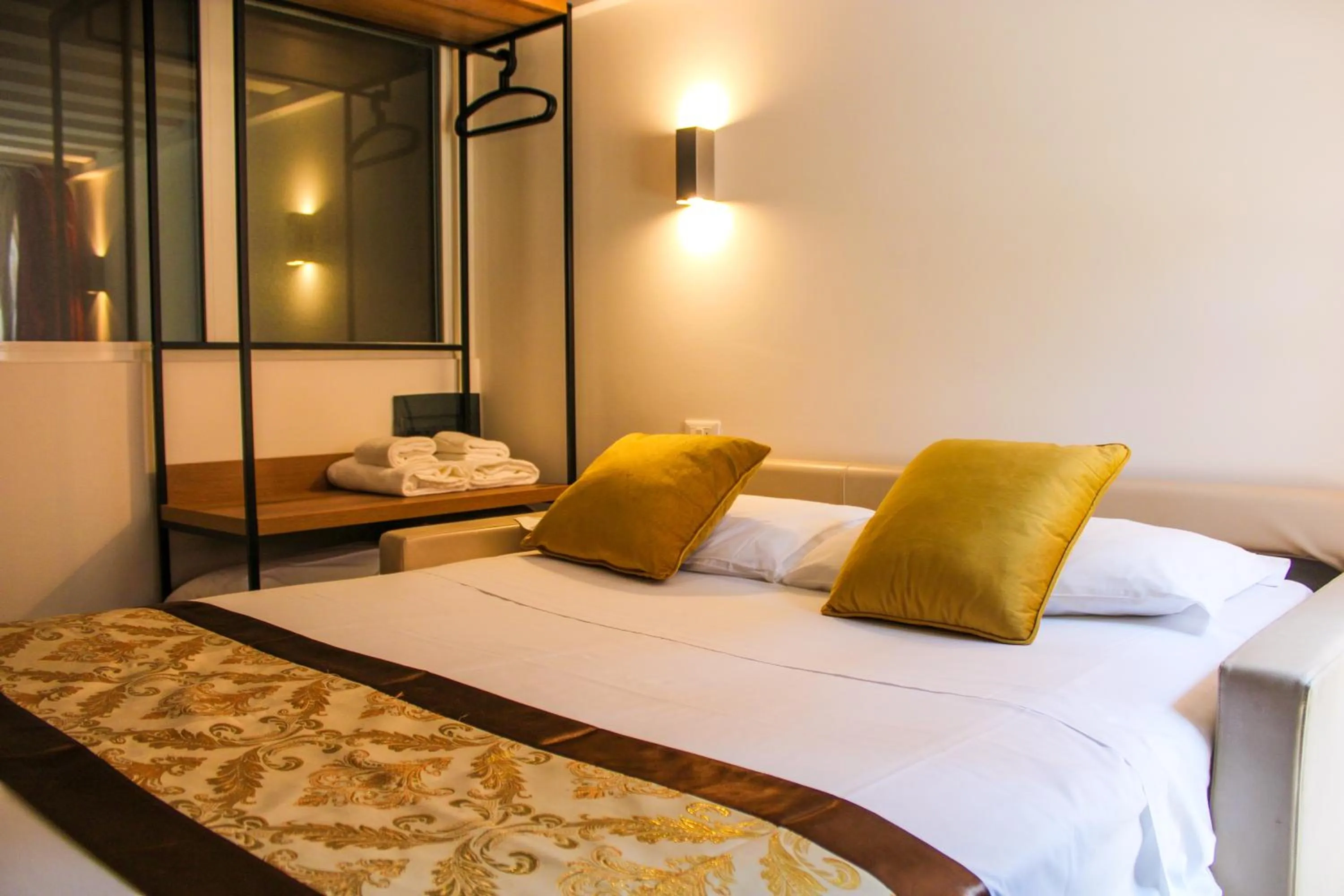 Quadruple Room (4 Adults) - Split Level in Al Canal Regio - Guest House