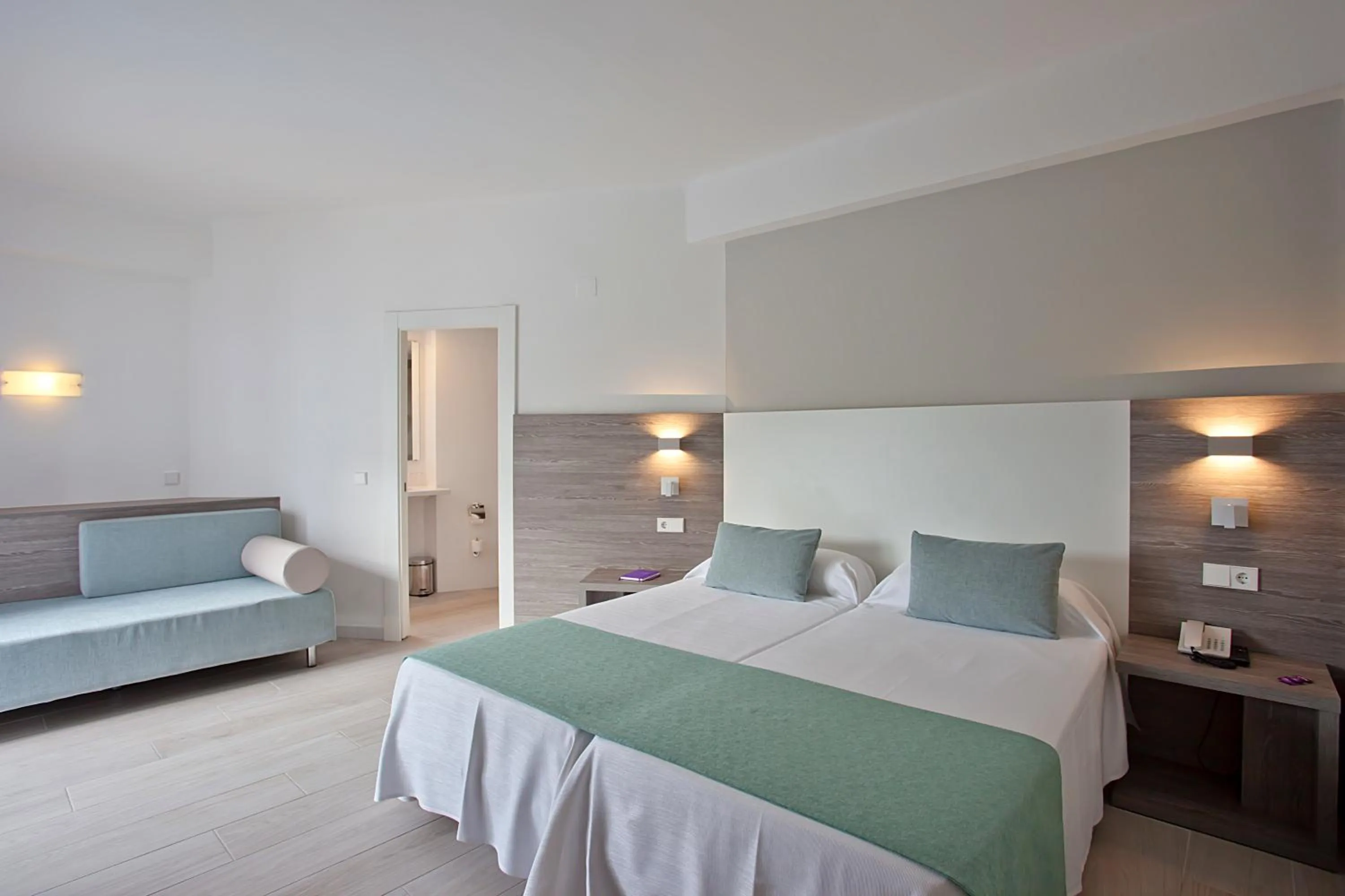 Double Room with Pool View (2 Adults + 1 Child) in FERGUS Bermudas