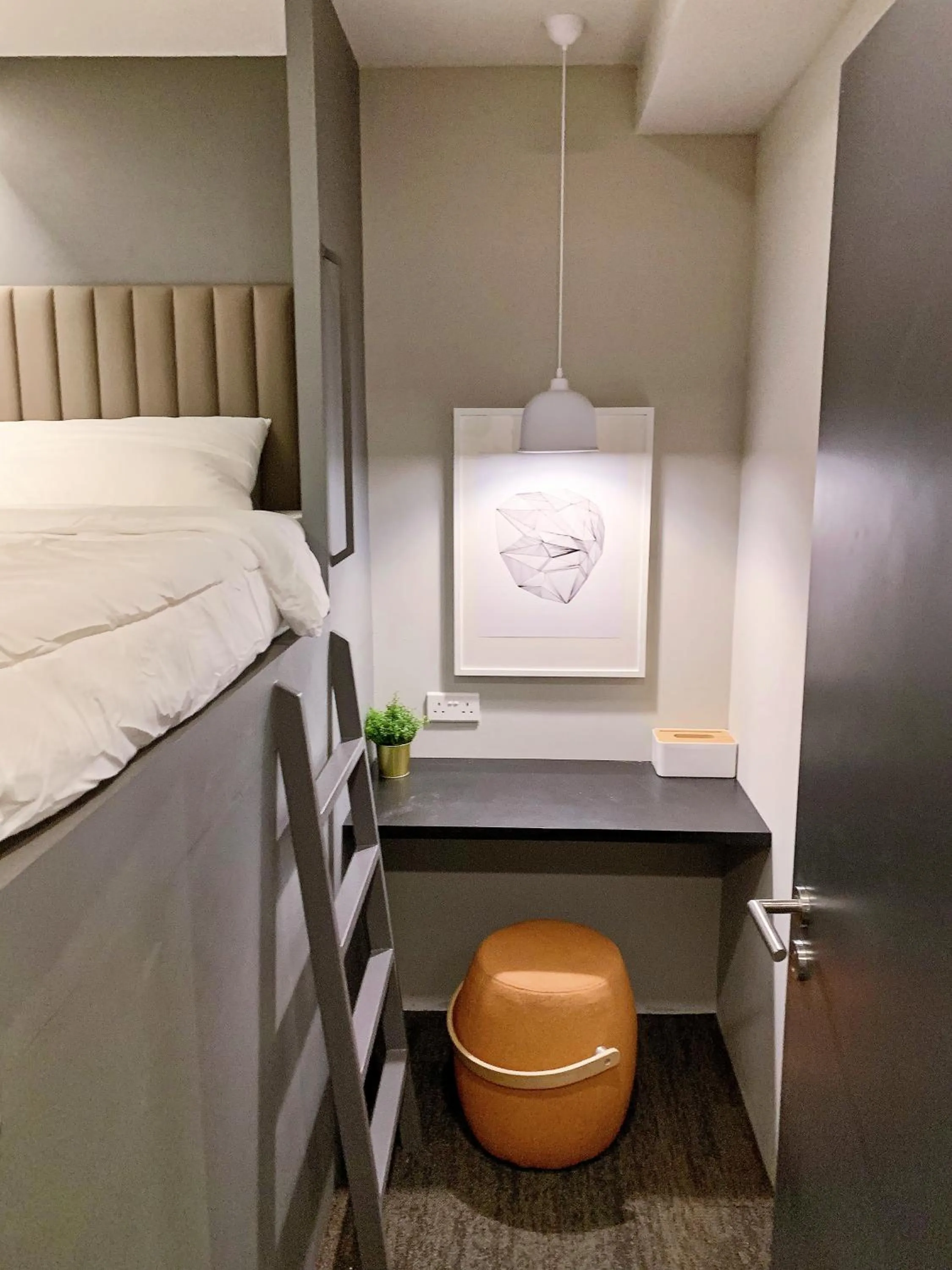 Private  Room with  Queen  Bed in Circular House