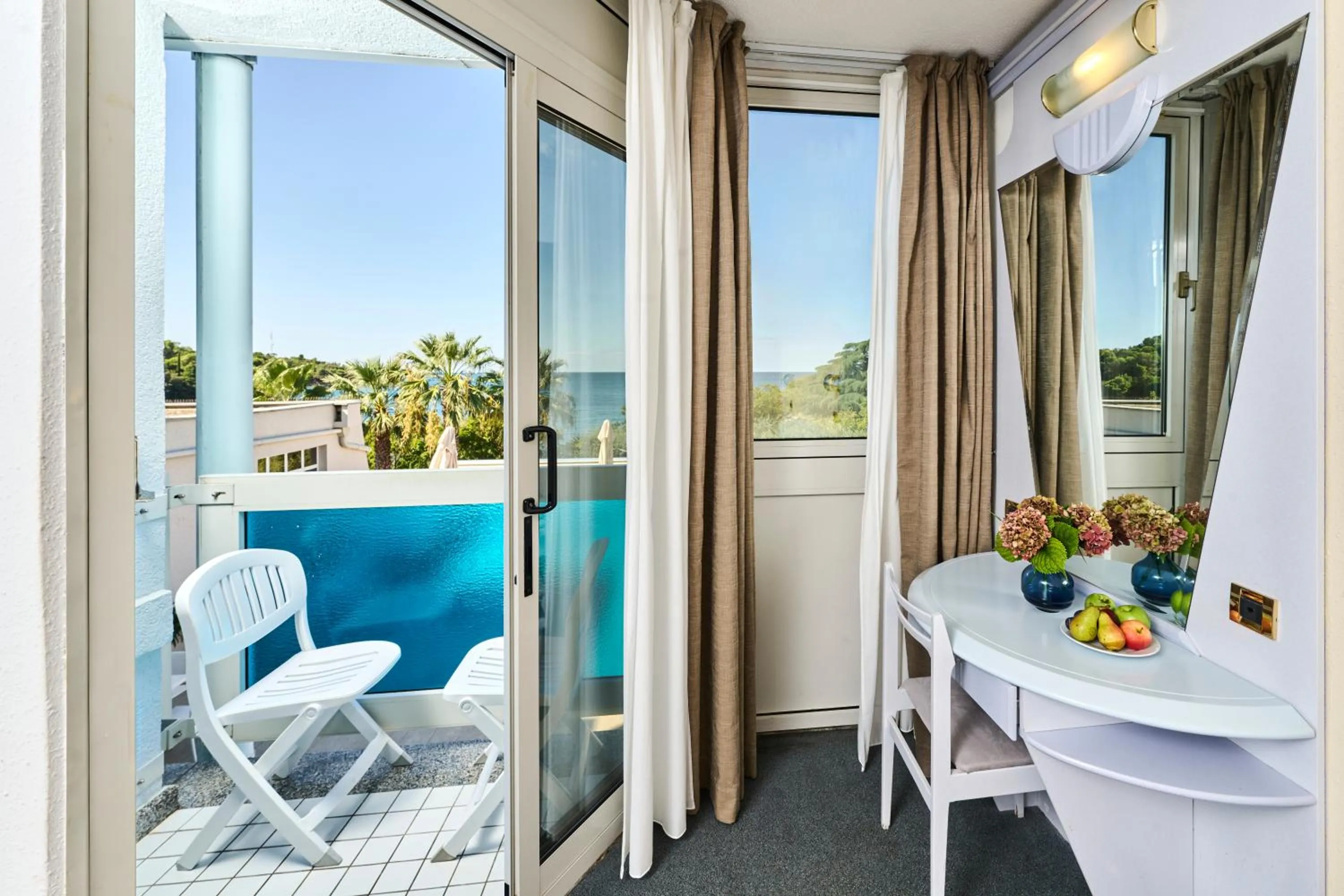 Classic Room with Balcony and Sea View in Hotel Plavi Plava Laguna