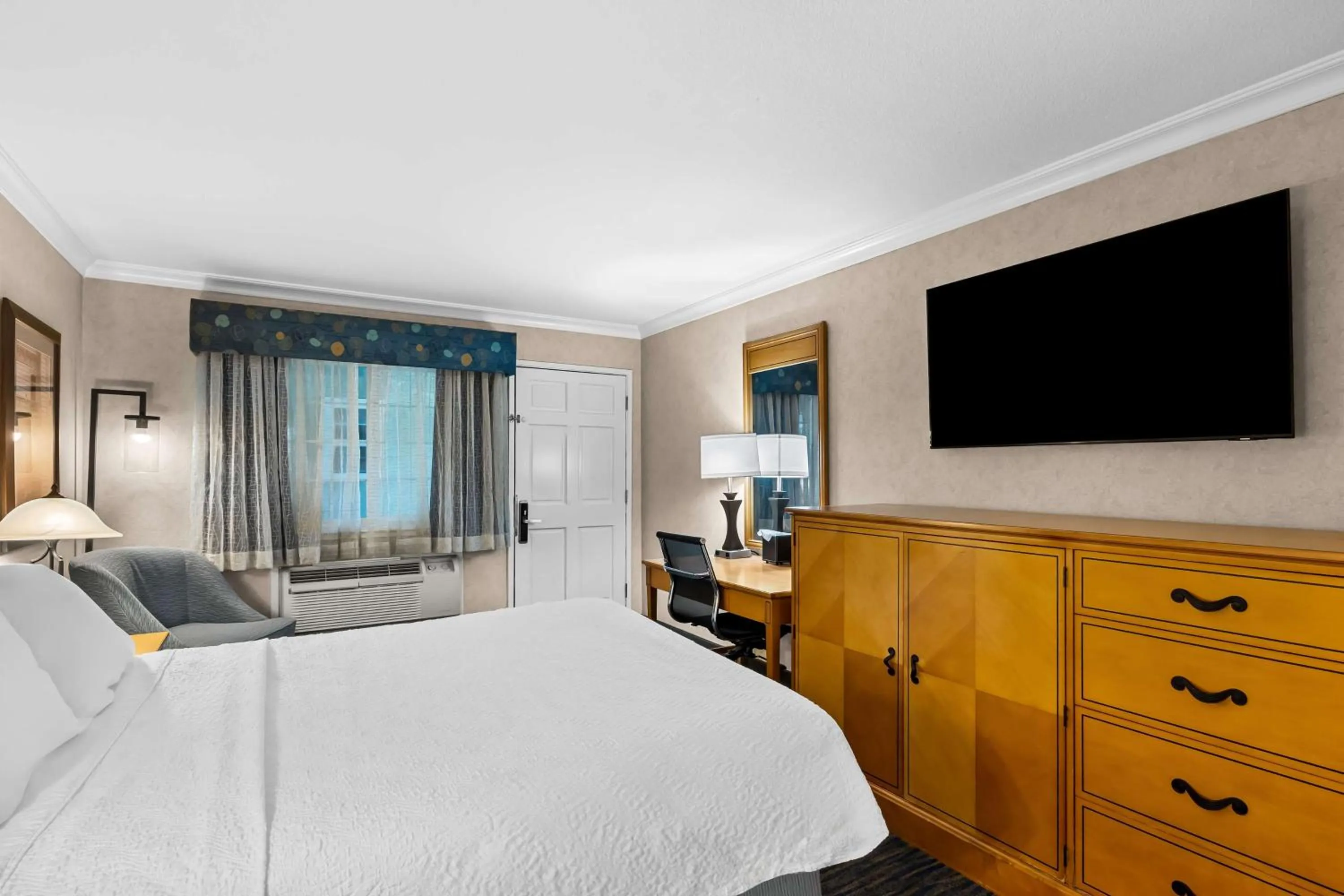 Queen Room in Best Western University Lodge