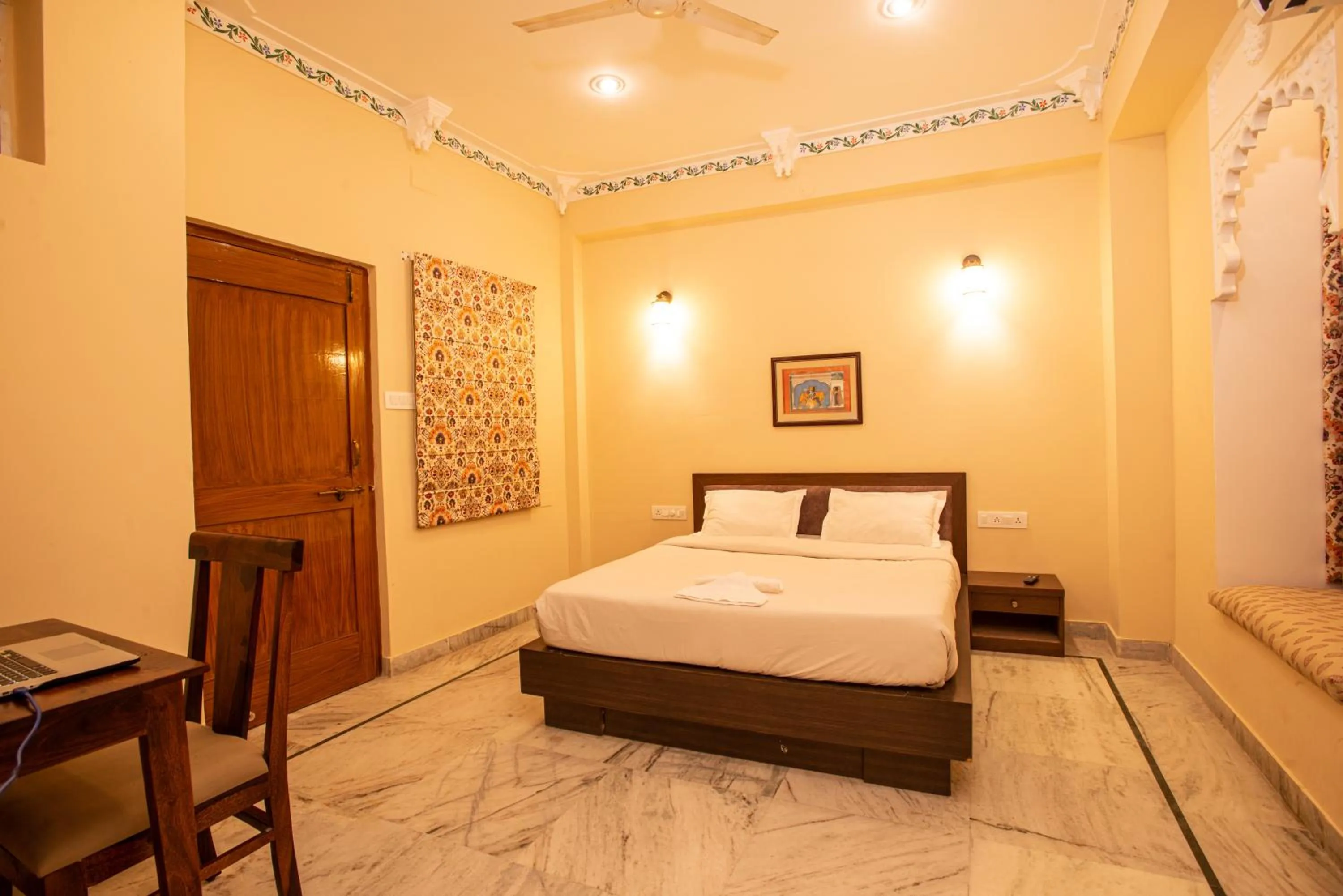 Deluxe Double Bed Private Room Ensuite in Hostel Mantra