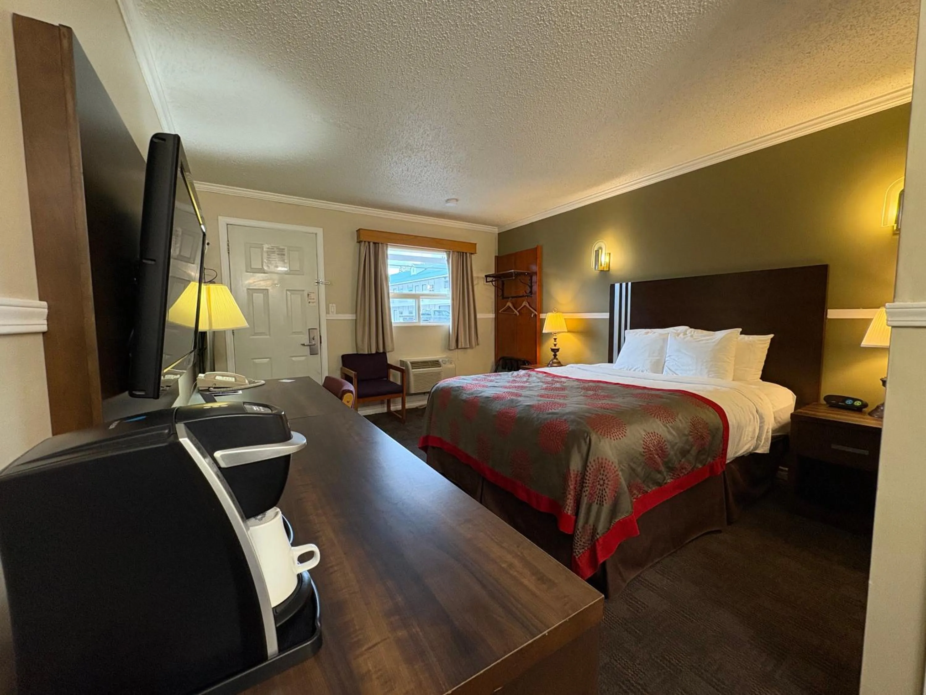 Queen Room in Grand Forks Inn