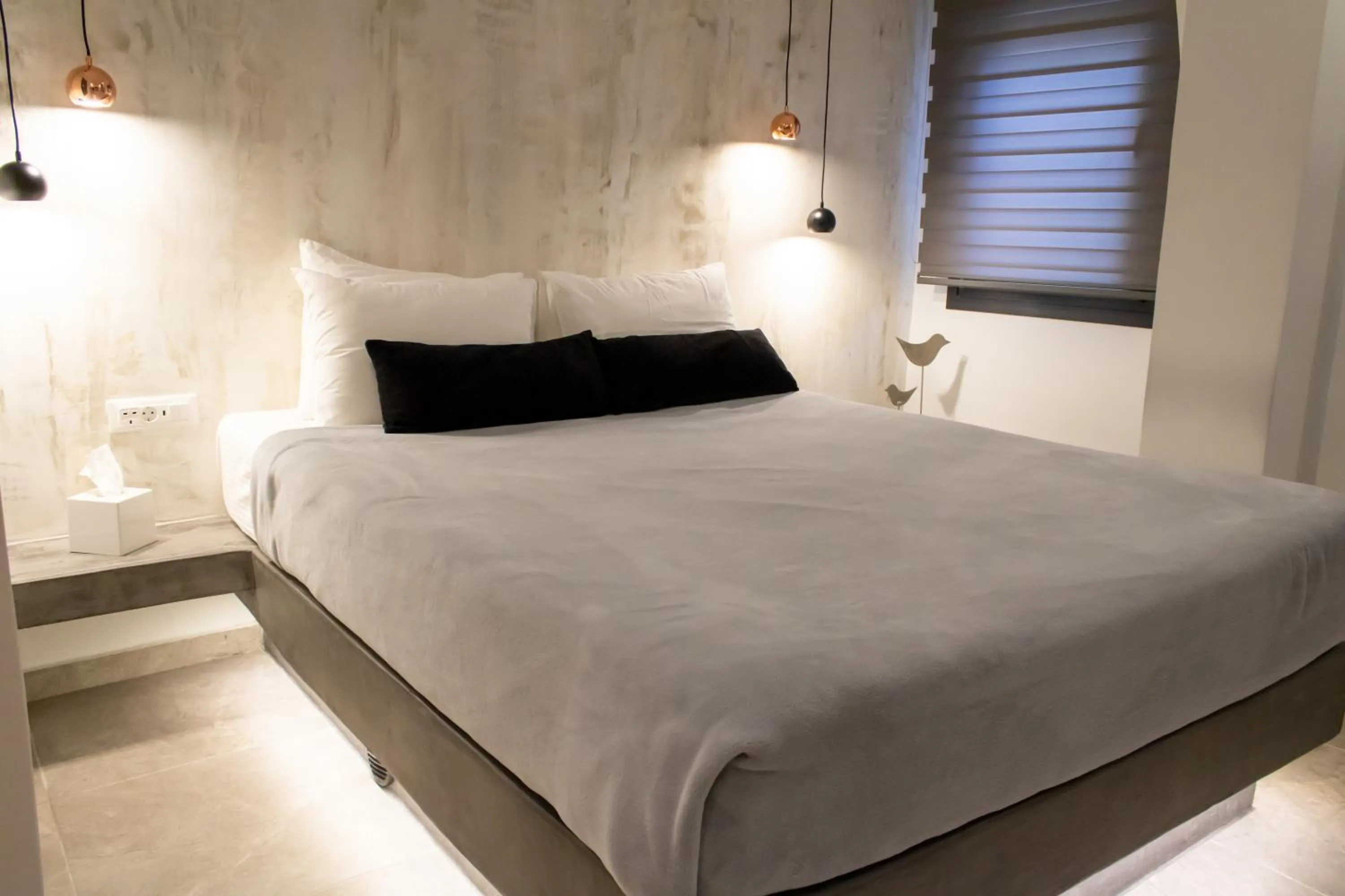 King Room with Spa Bath in George & Joanna Suites Santorini