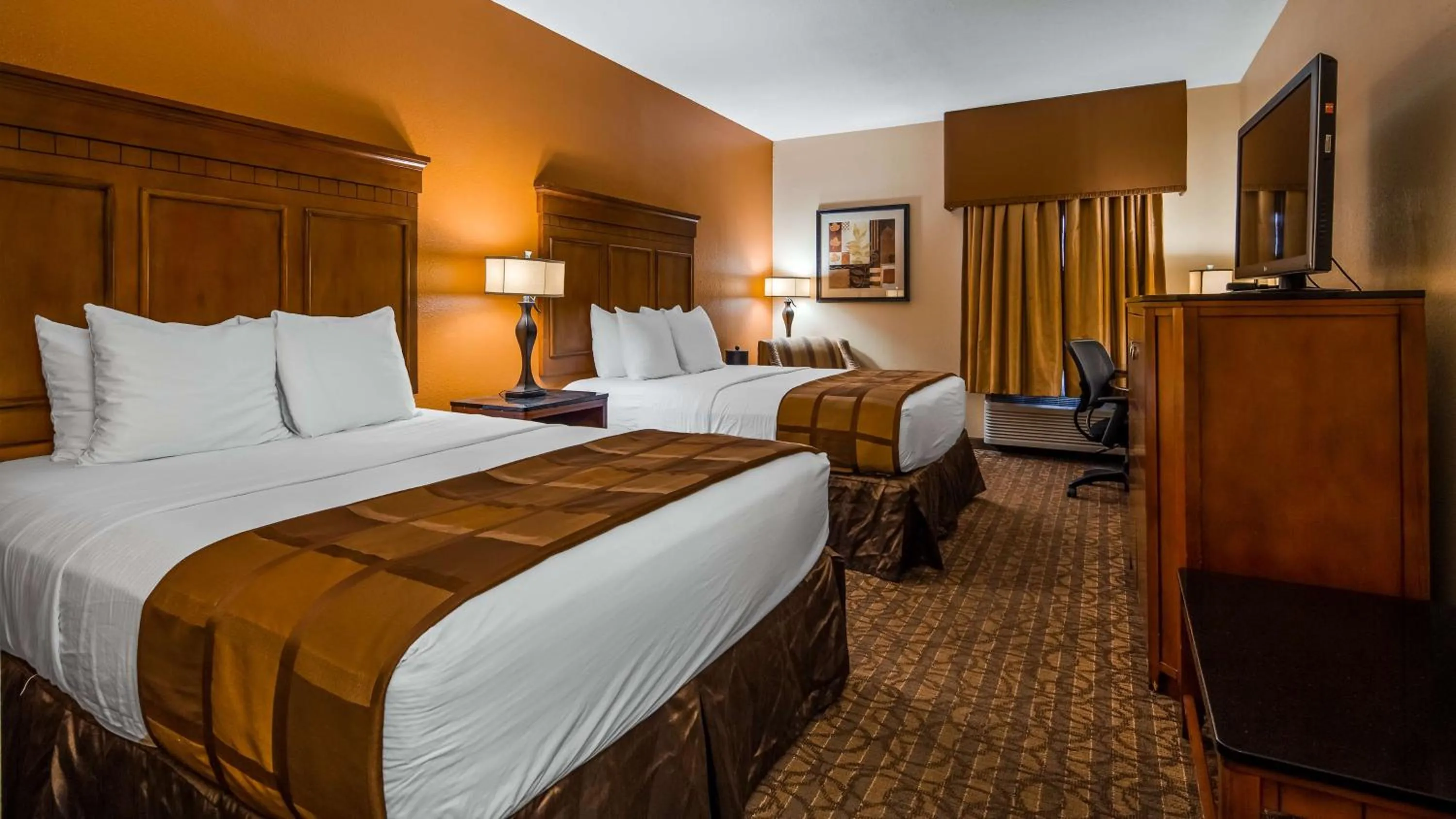 Queen Room with Two Queen Beds - Non-Smoking in Best Western Plus Midwest Inn & Suites