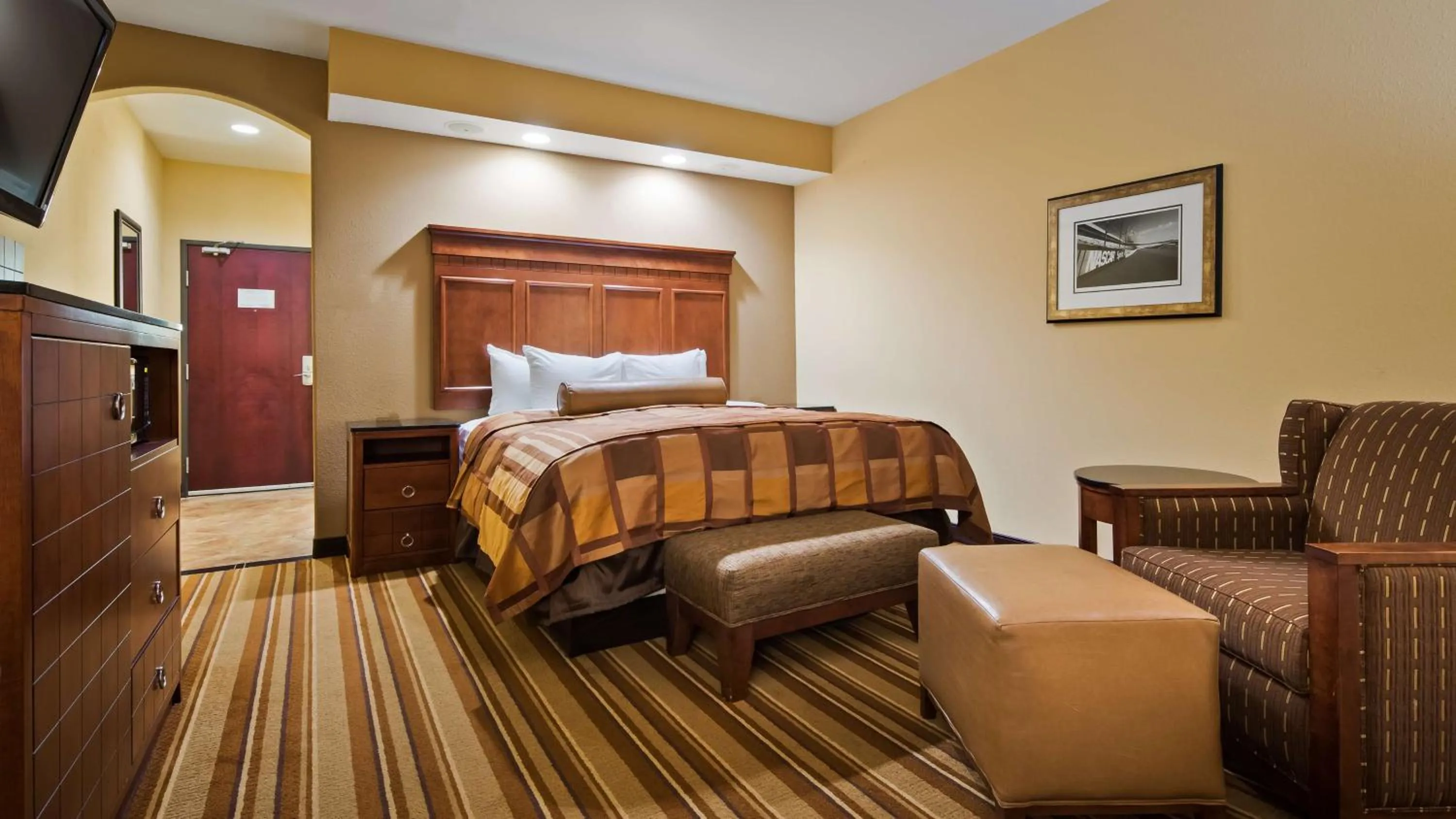 King Suite with Sofa Bed - Non-Smoking in Best Western Plus KC Speedway Inn & Suites