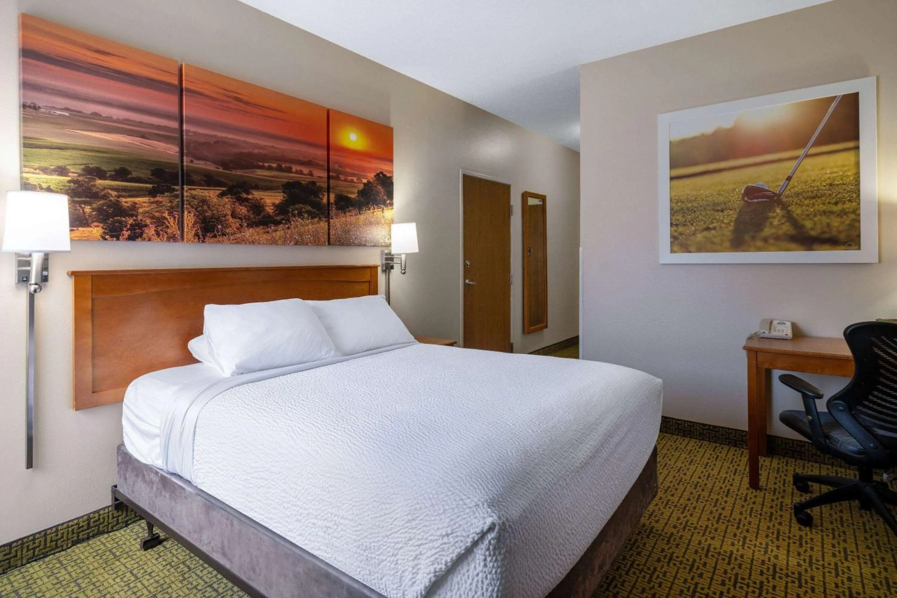 Queen Room - Mobility Access/Non-Smoking in Days Inn & Suites by Wyndham Madison
