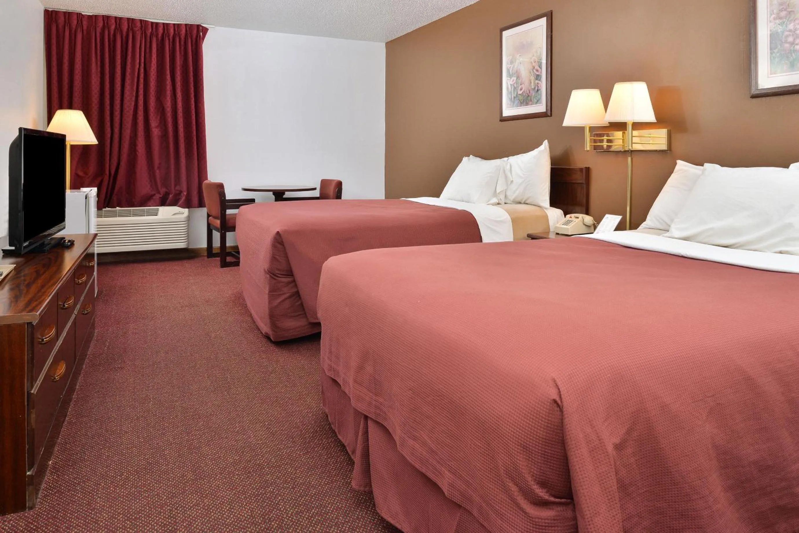 Double Room with Two Double Beds - Smoking in America's Best Value Inn Beardstown