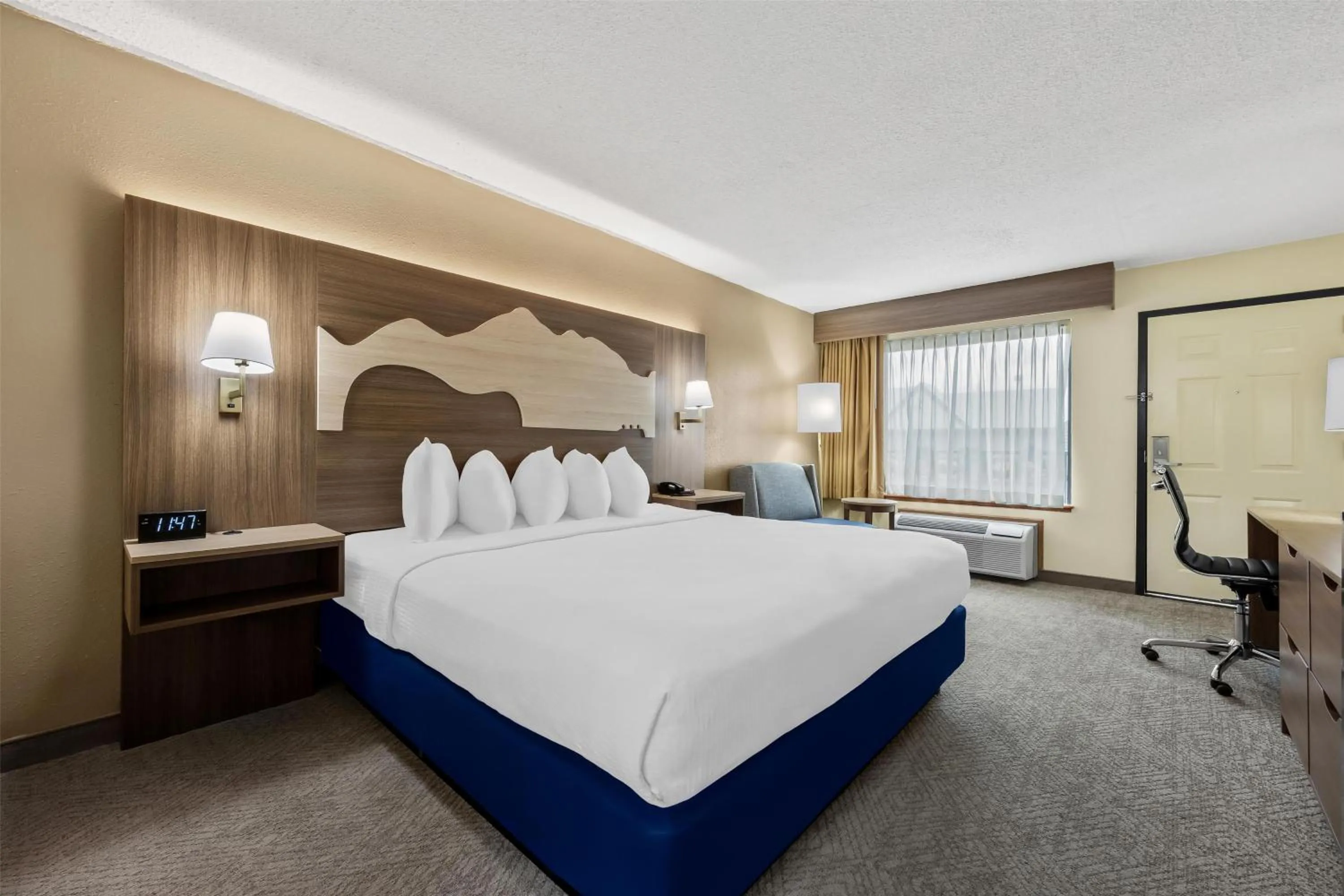 Suite with King Bed and Jet Tub - Non-Smoking in Best Western Center Pointe Inn