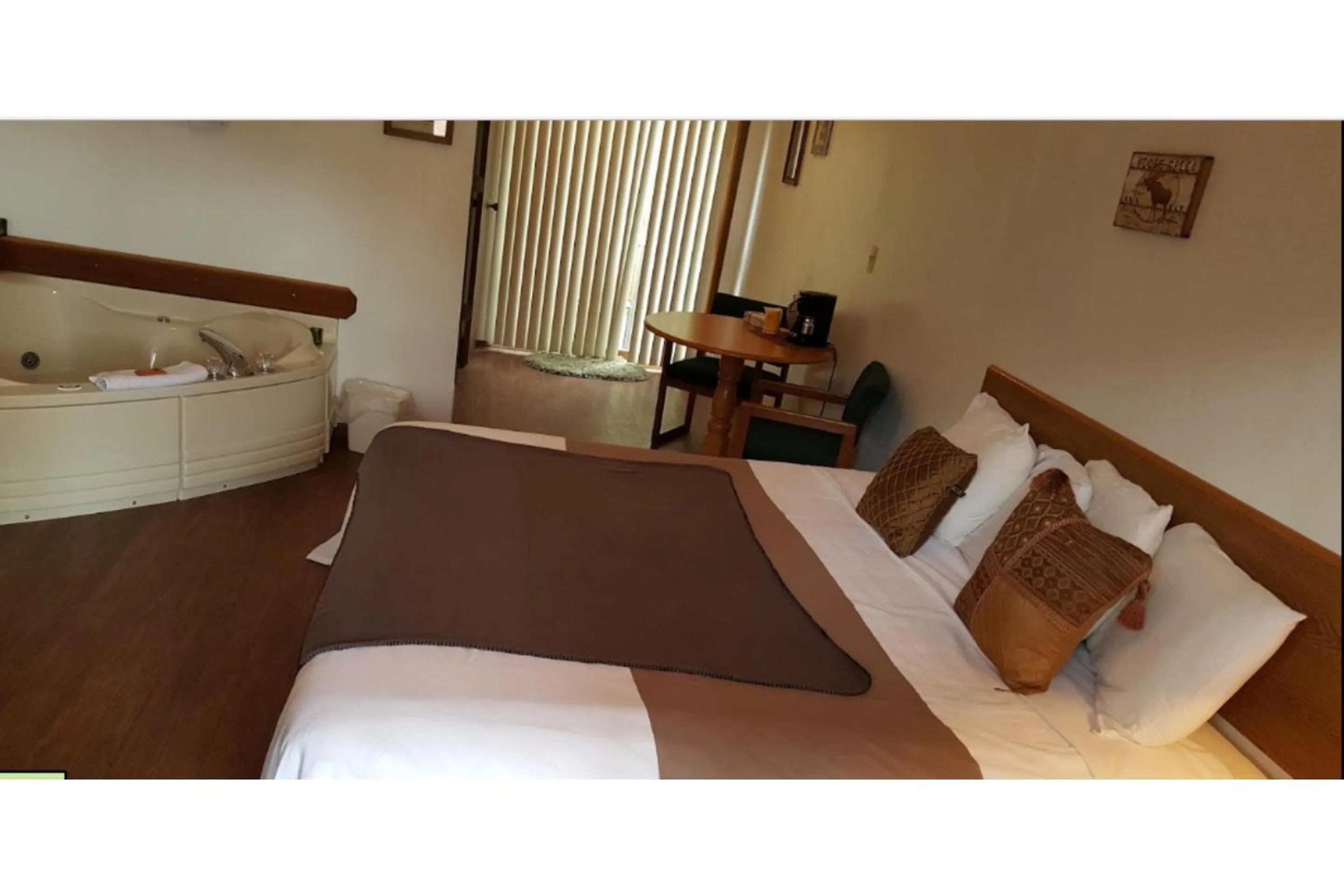 King Bed Non-Smoking in The Brookside Motel by Belvilla Keystone Near Mt Rushmore