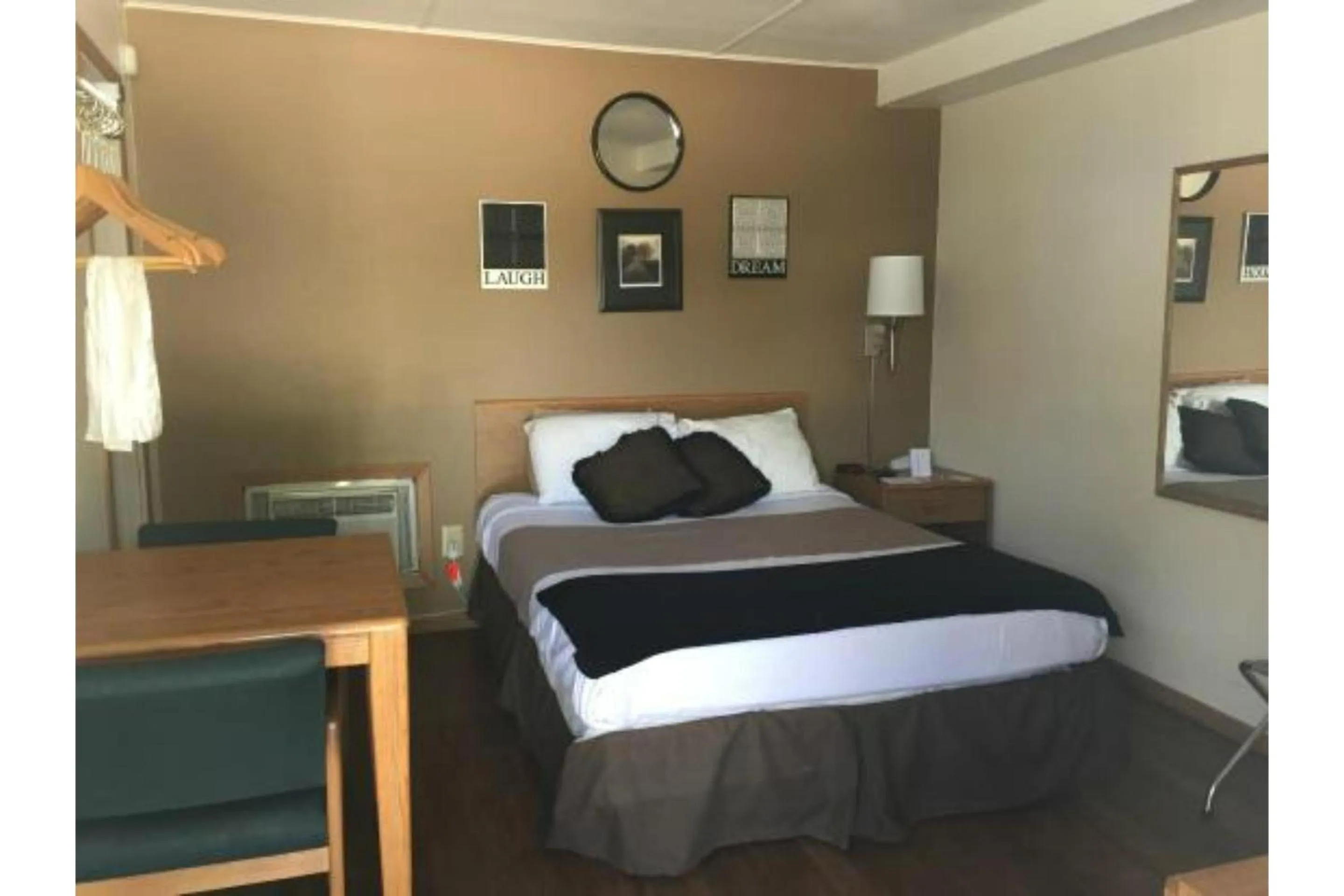 Queen Bed Non-Smoking in The Brookside Motel by Belvilla Keystone Near Mt Rushmore