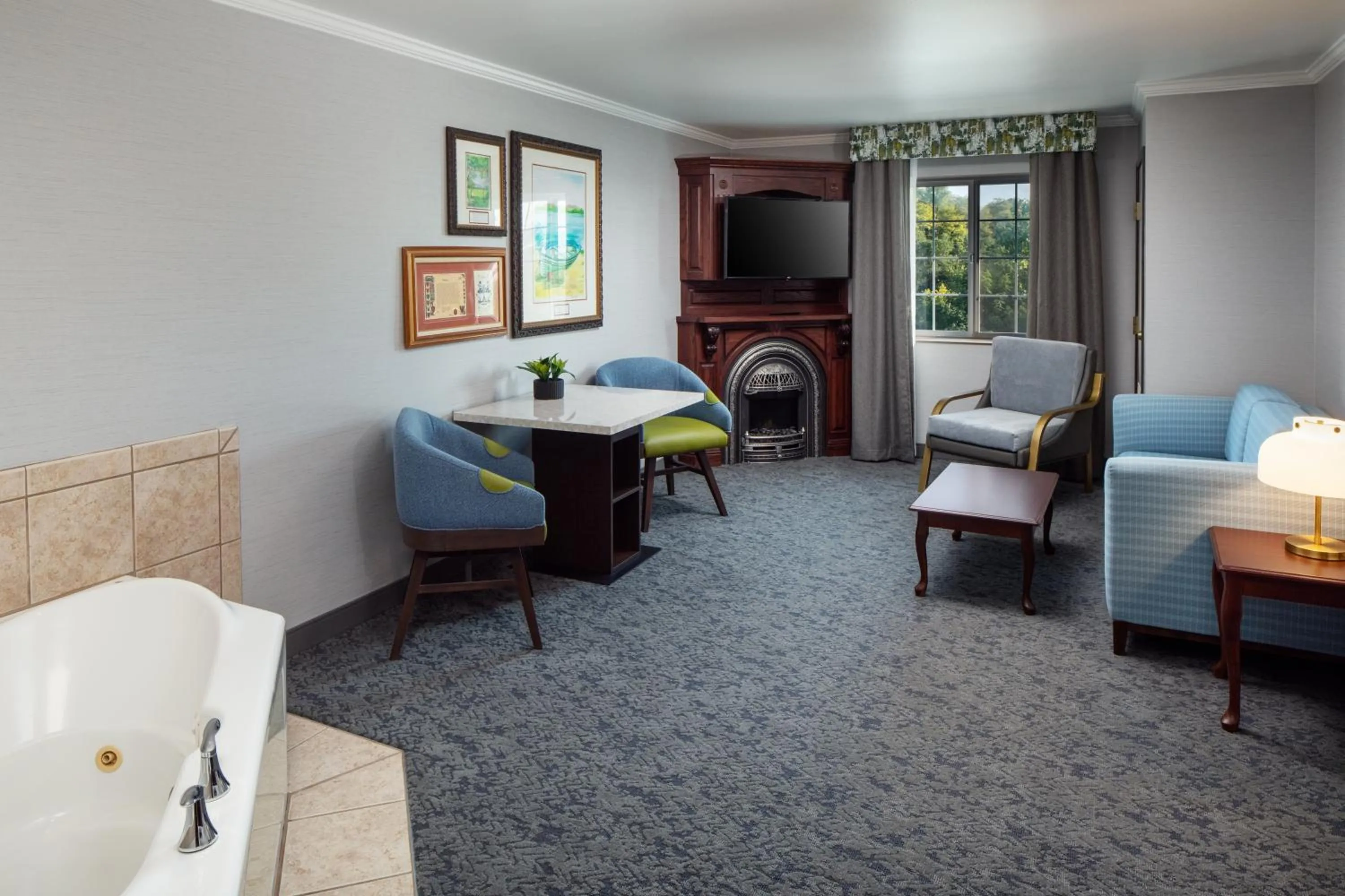 King Suite with Spa Bath in Irish Cottage Inn & Suites