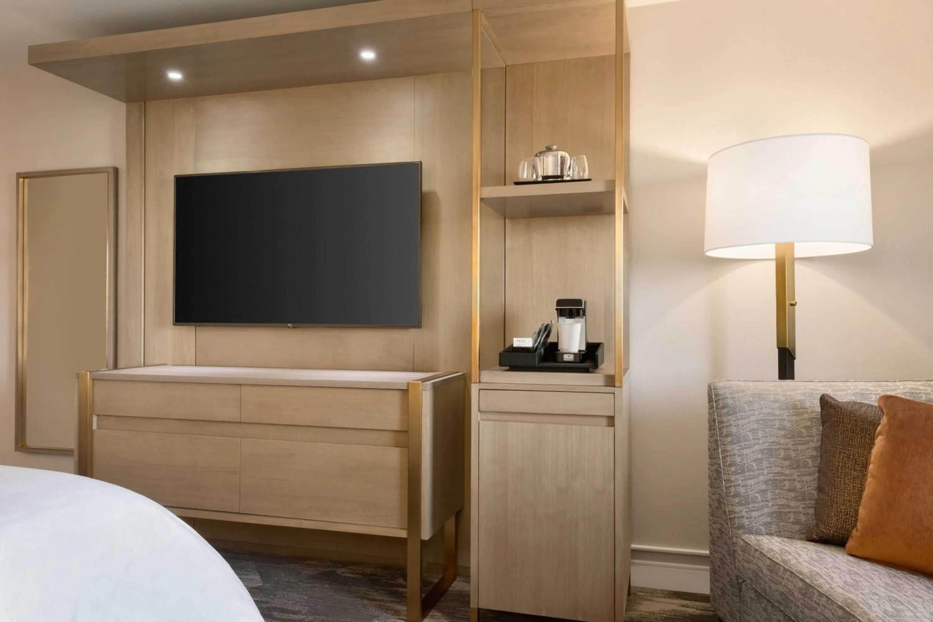 Guest Room, 1 King in Sheraton Madison Hotel