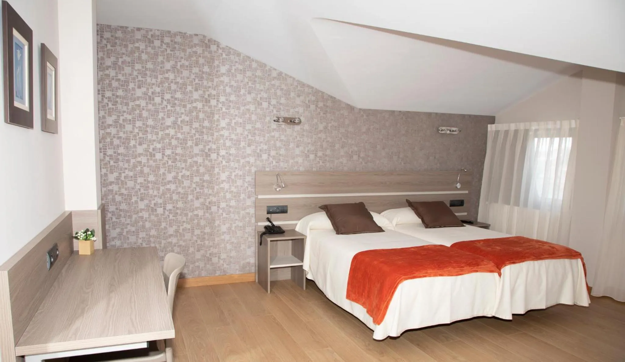 Twin Room with Private Bathroom in Hotel Mercedes