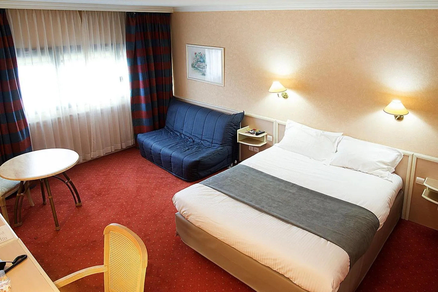 Triple Room in Logis Lyon Est Porte de l'Ain