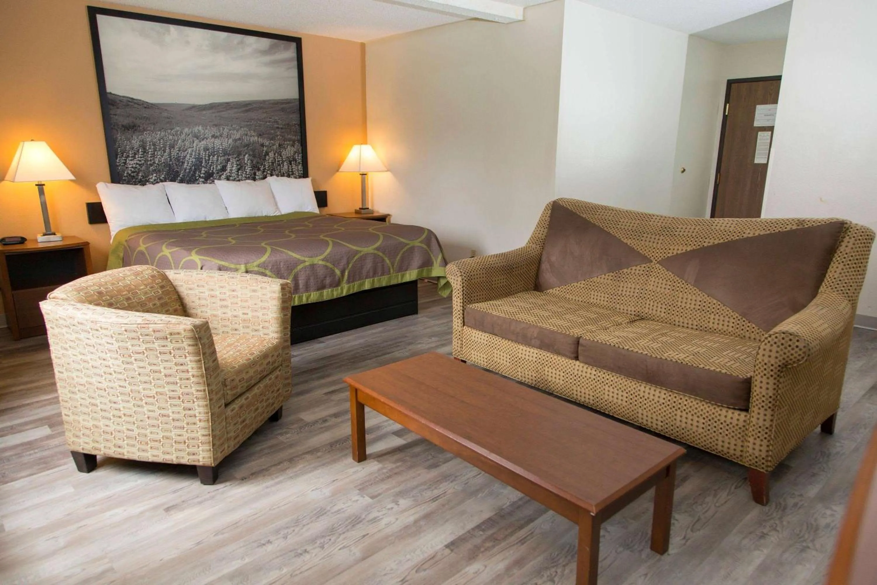 King Suite - Non-Smoking in Super 8 by Wyndham Concordia