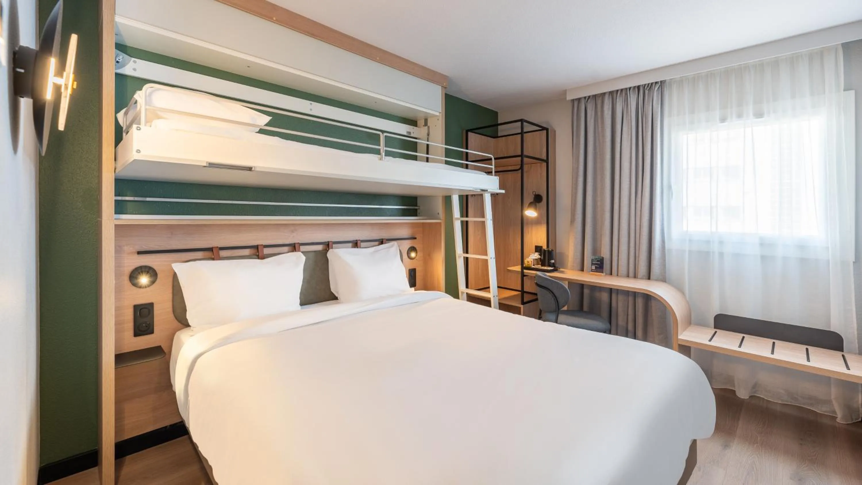 Standard Queen Room with One Bunk Bed in Campanile PRIME - Lyon Ouest Tassin