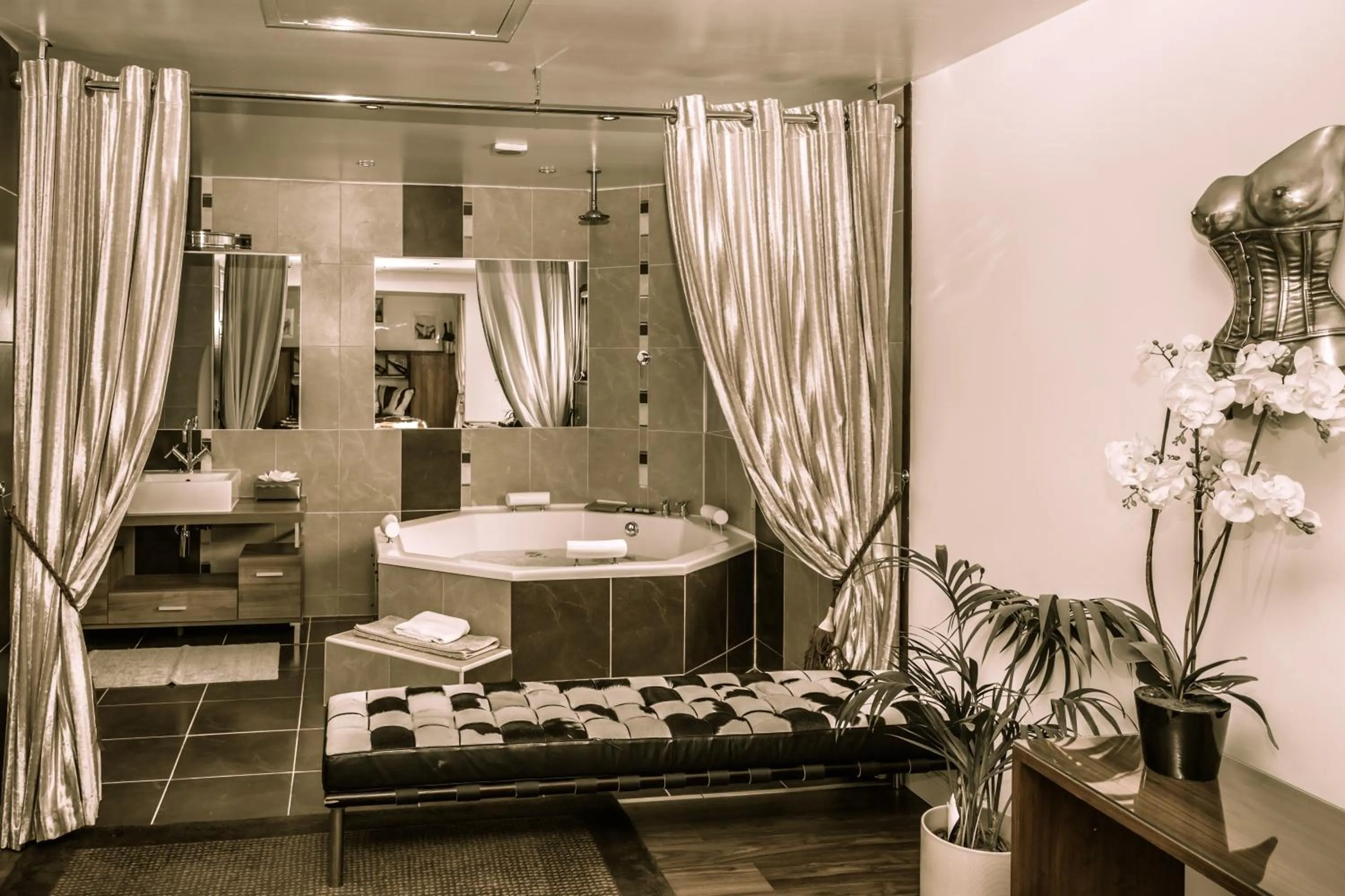 Luxury Suite with Spa Bath in Who'd A Thought It