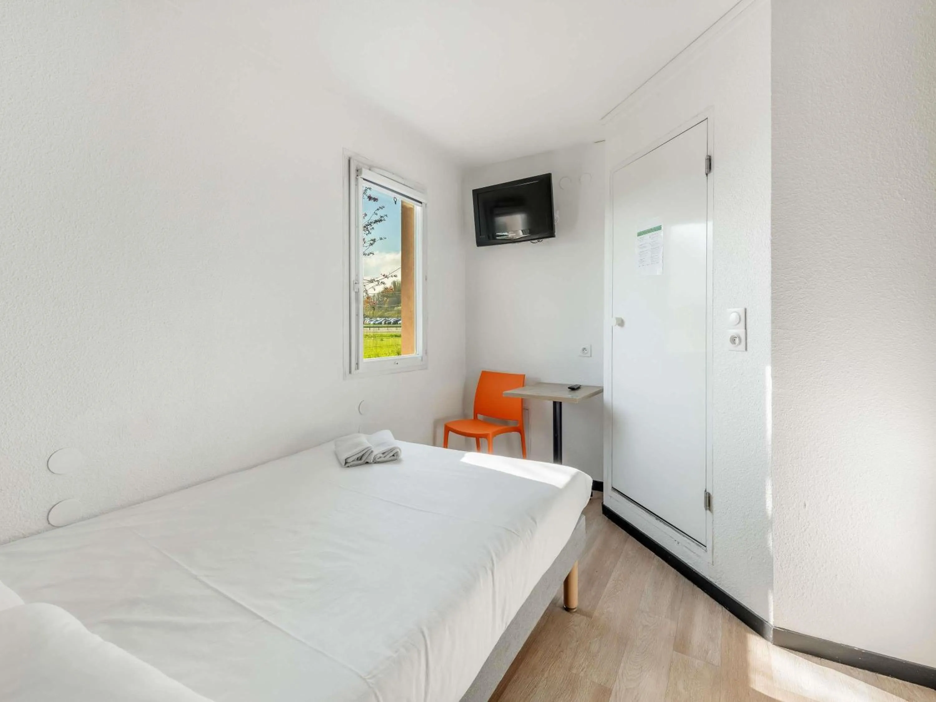 Cabrio Double Room with Bathroom in hotelF1 Lyon Bourgoin-Jallieu