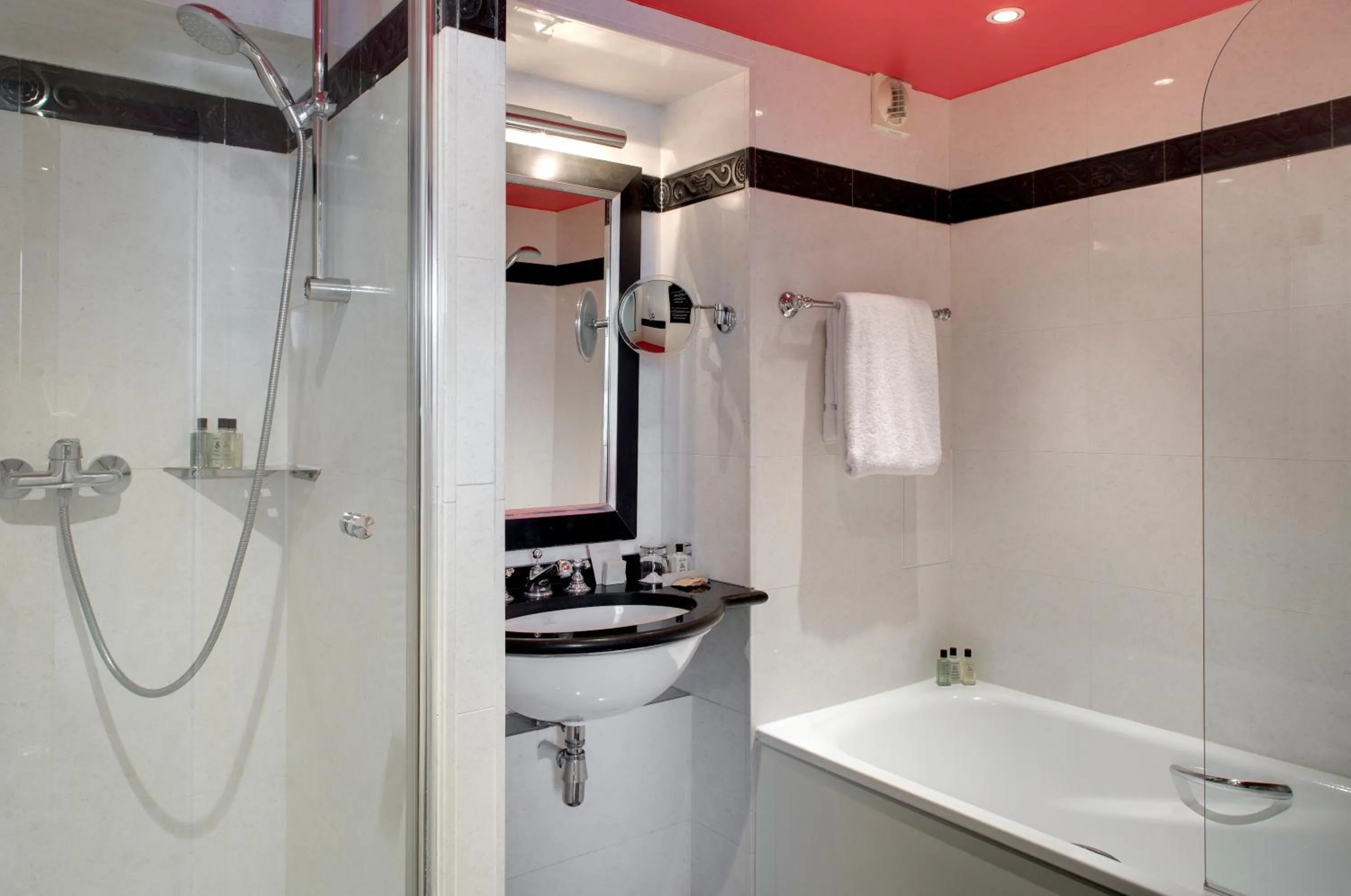 Triple Room in Le Senat