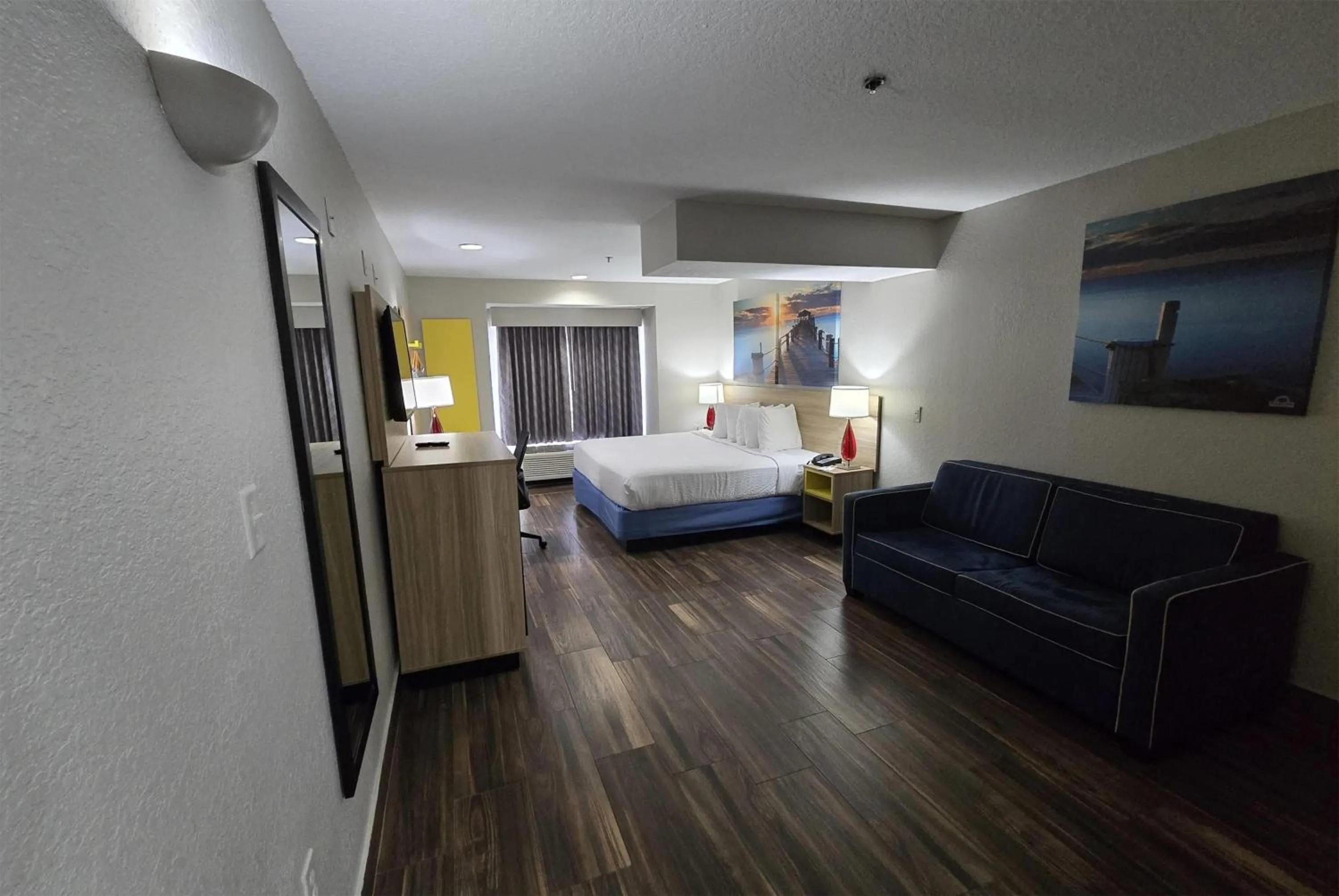 King Studio Suite - Non-Smoking in Days Inn & Suites by Wyndham Tampa/Raymond James Stadium