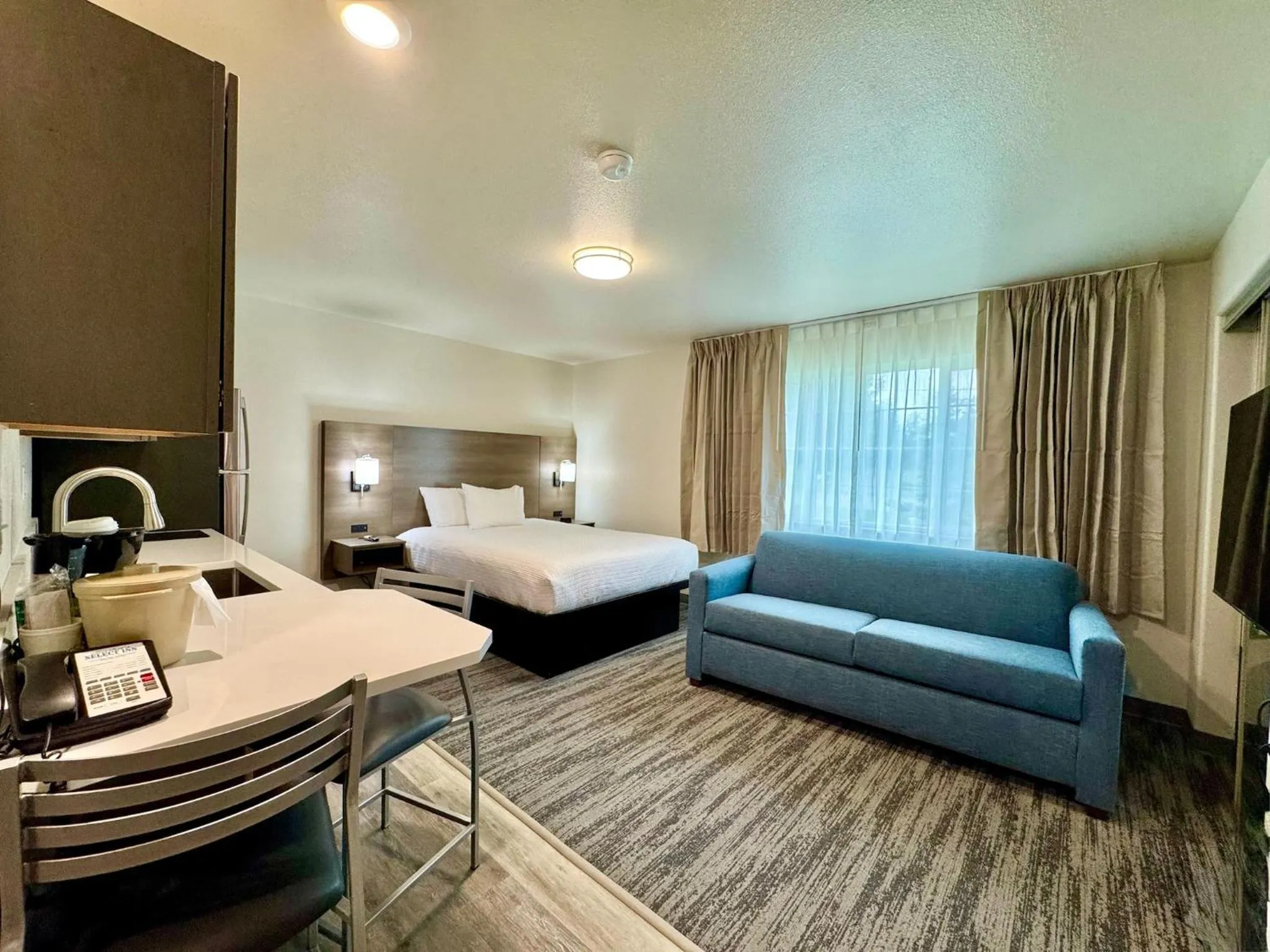 Queen Room with Sofa Bed in Alaska's Select Inn Wasilla