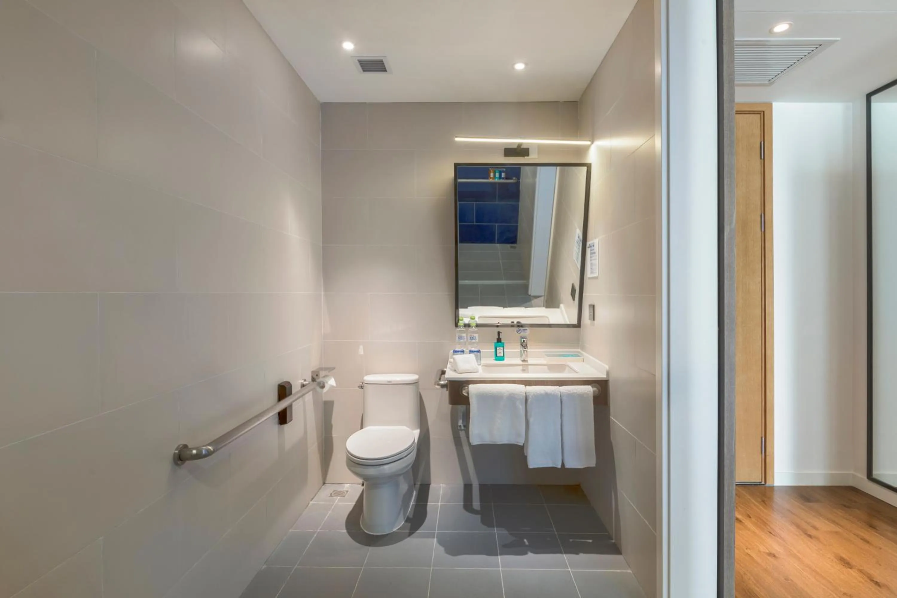 Standard King Room - Disability Access in Holiday Inn Express Qingdao Chengyang Central by IHG