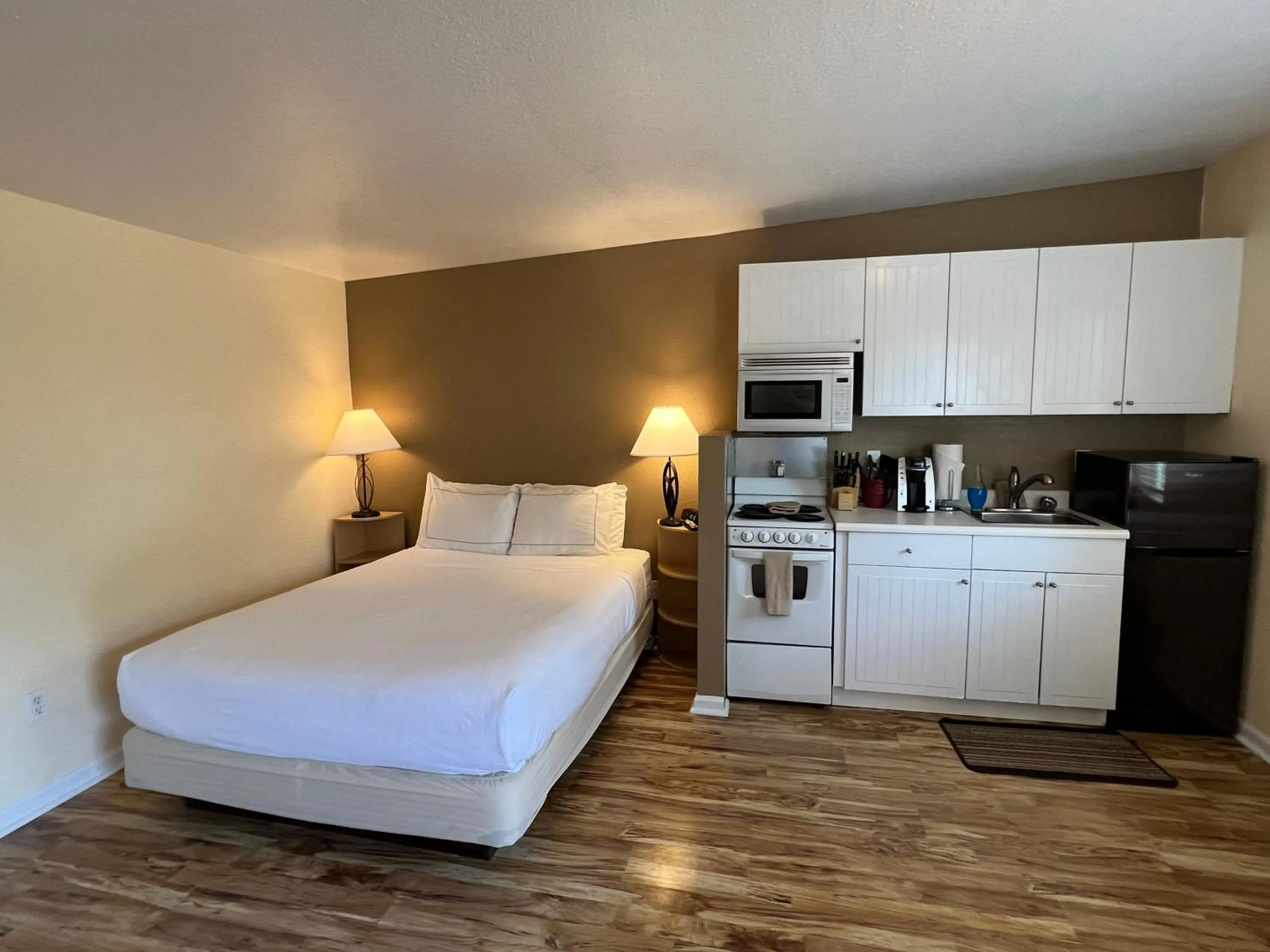 Deluxe Queen Suite in Clear Lake Cottages & Marina