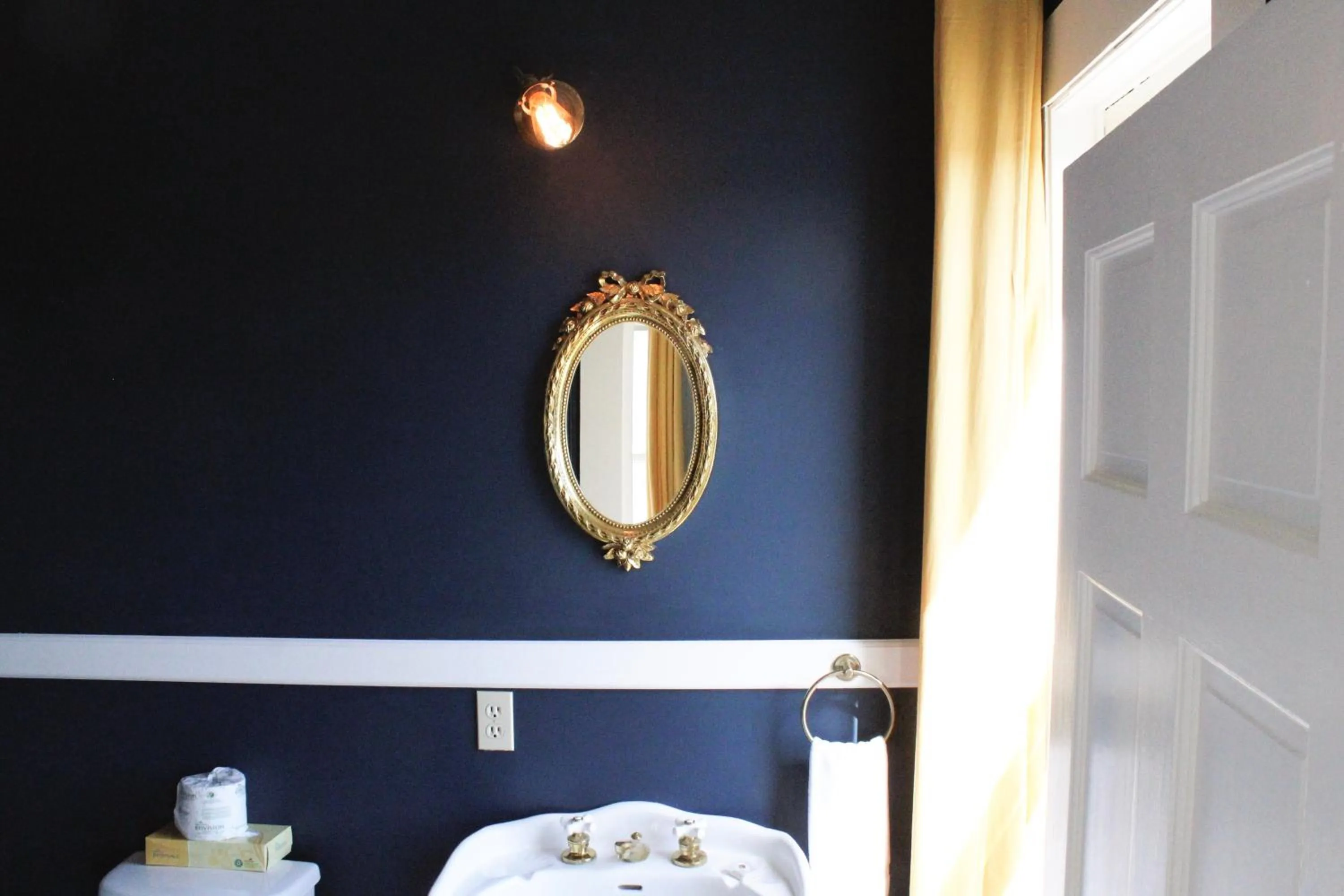 Deluxe Queen Room in Shelburne Hotel