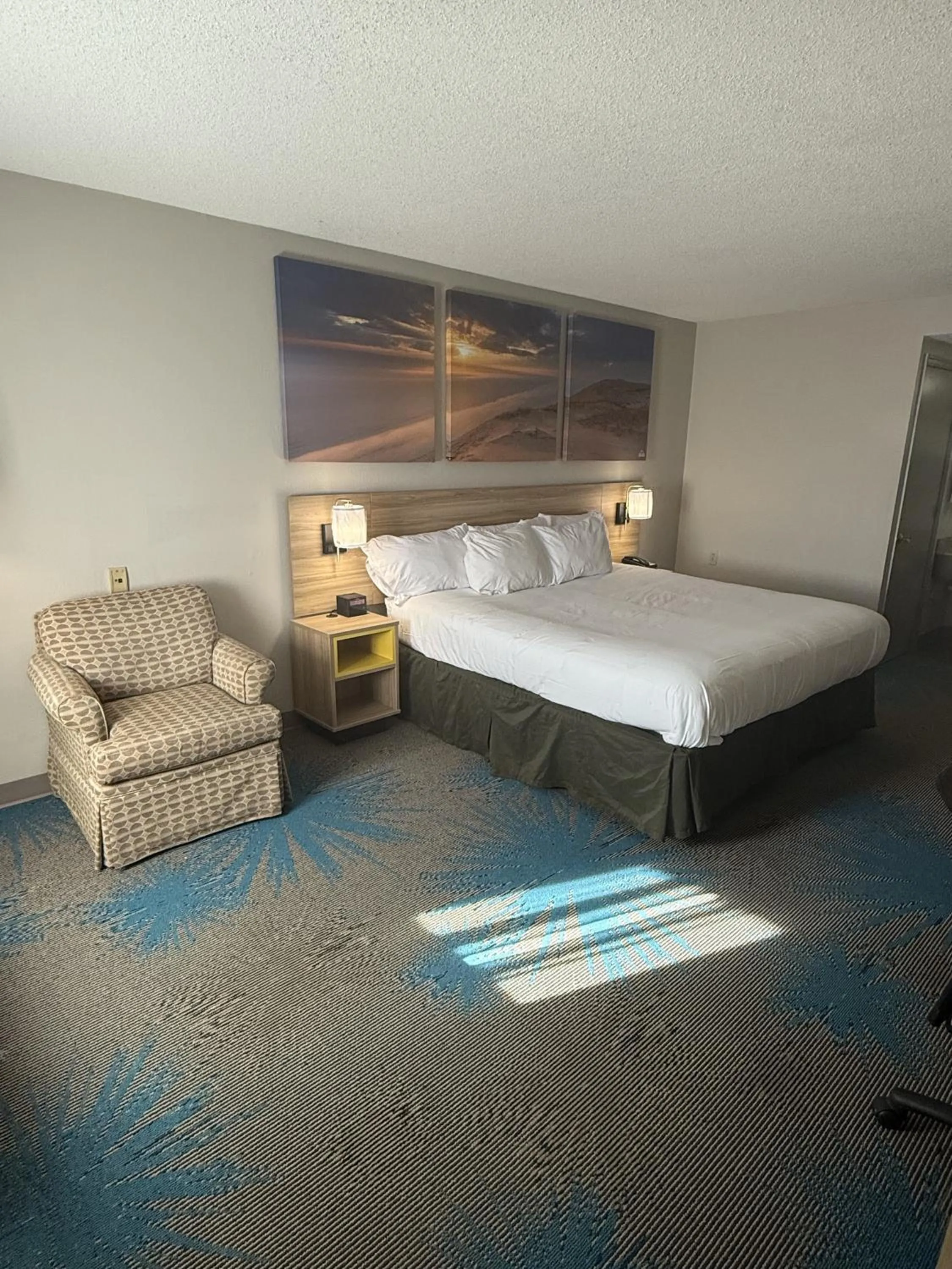 King Room - Non-Smoking in Days Inn by Wyndham Hannibal