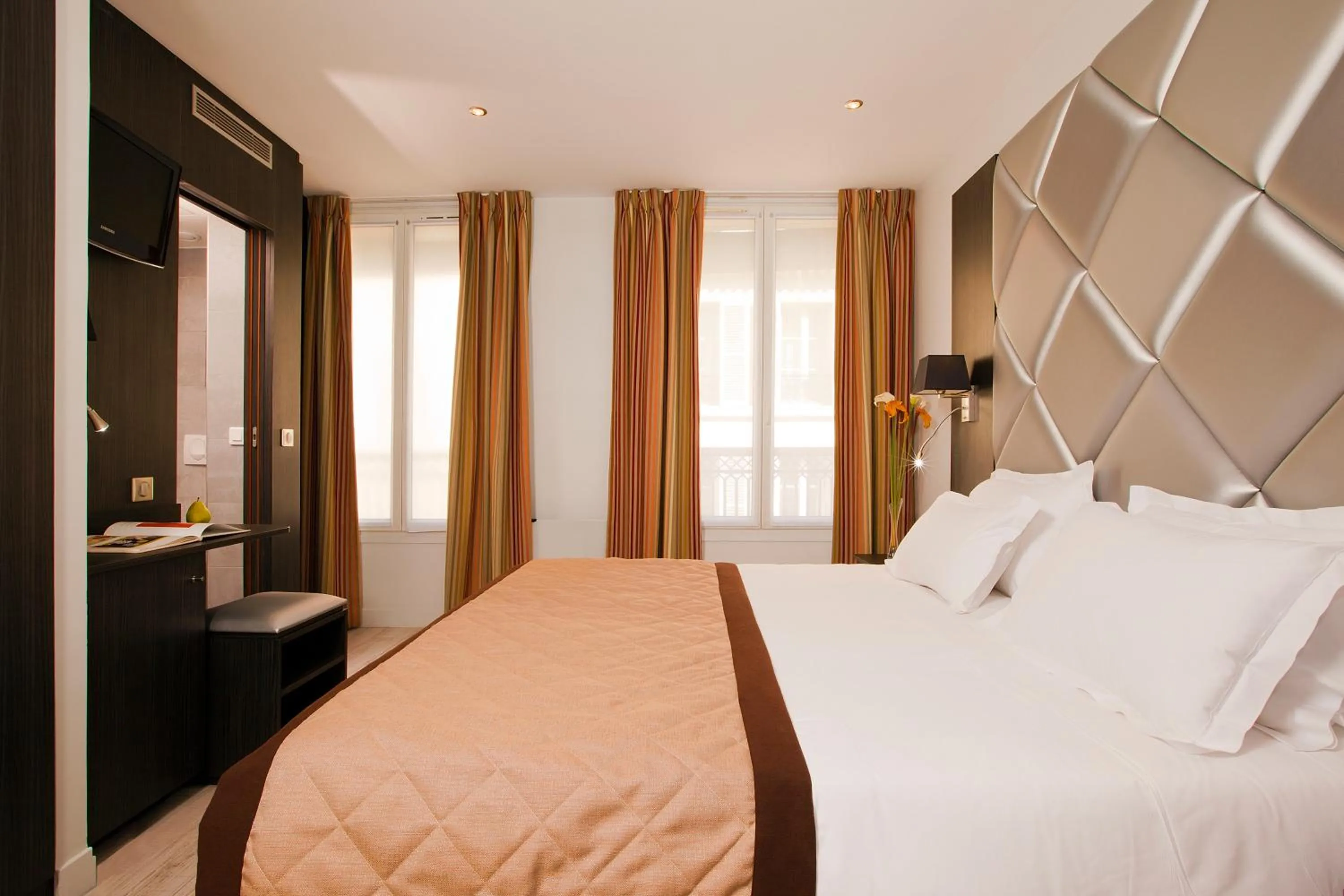 2 Connecting Superior Rooms in Hôtel Eden Opéra