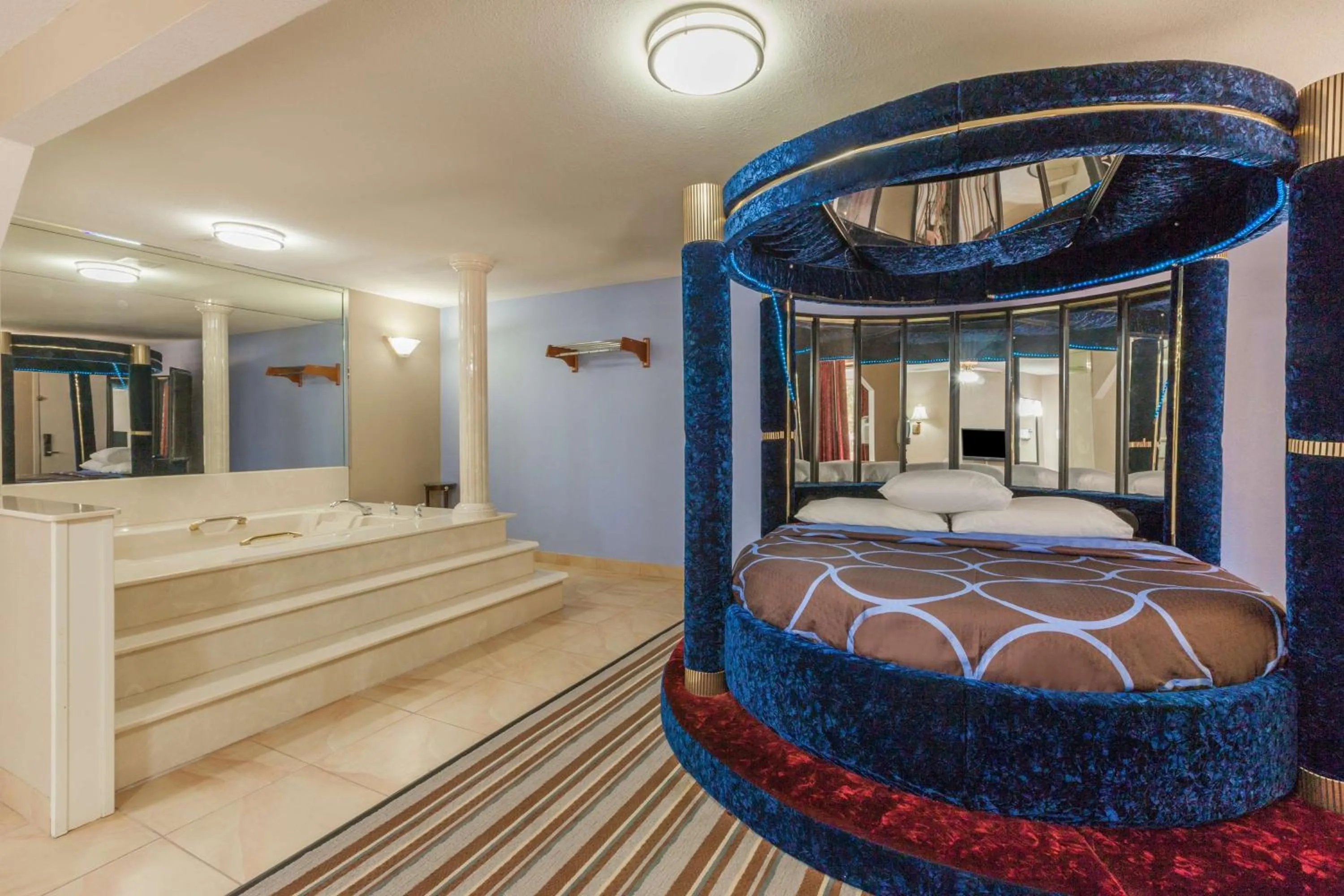 Deluxe King Suite - Non-Smoking in Super 8 by Wyndham Mt. Pleasant TX