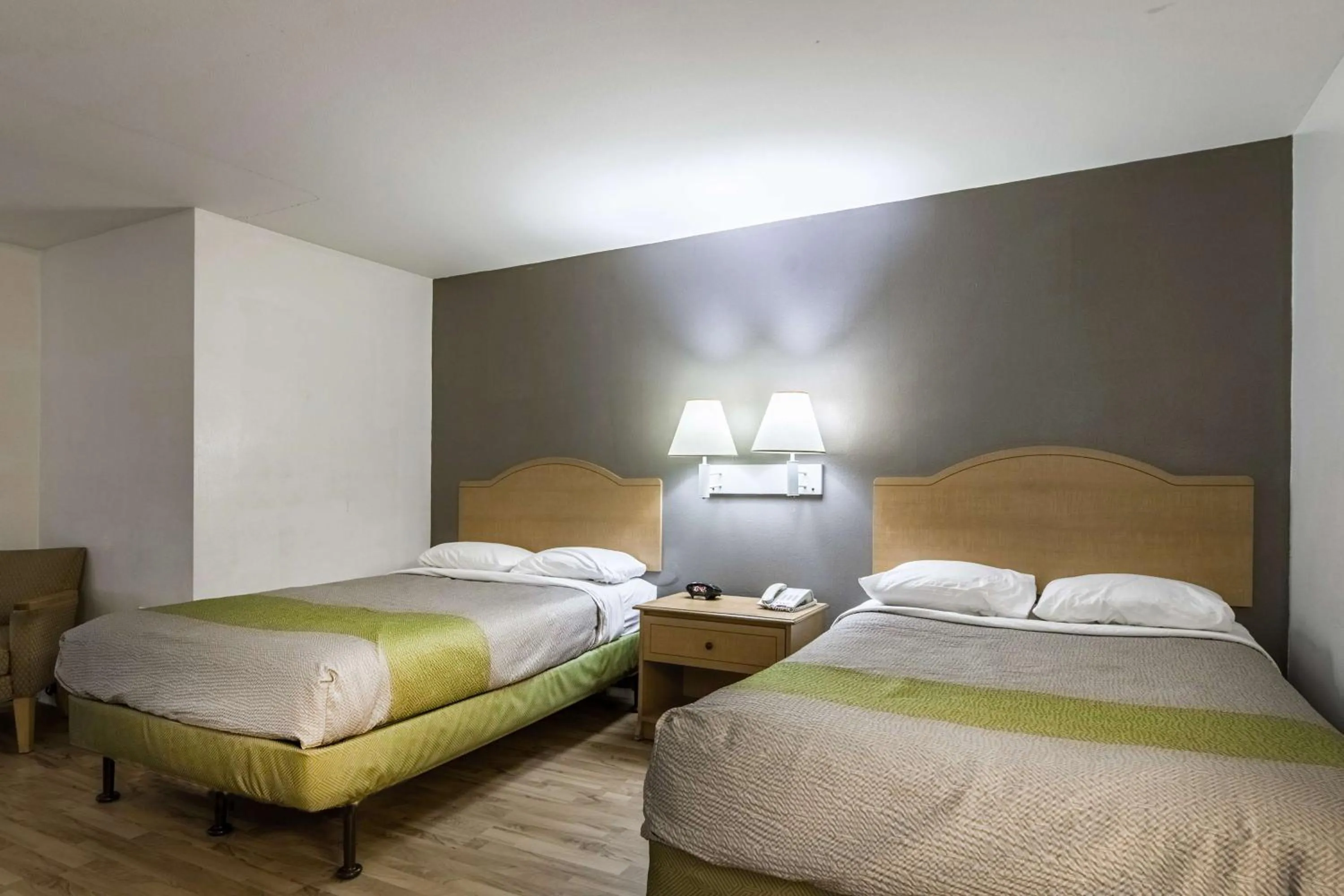 Deluxe Quadruple Room - Smoking in Studio 6-Lafayette, LA - Broussard