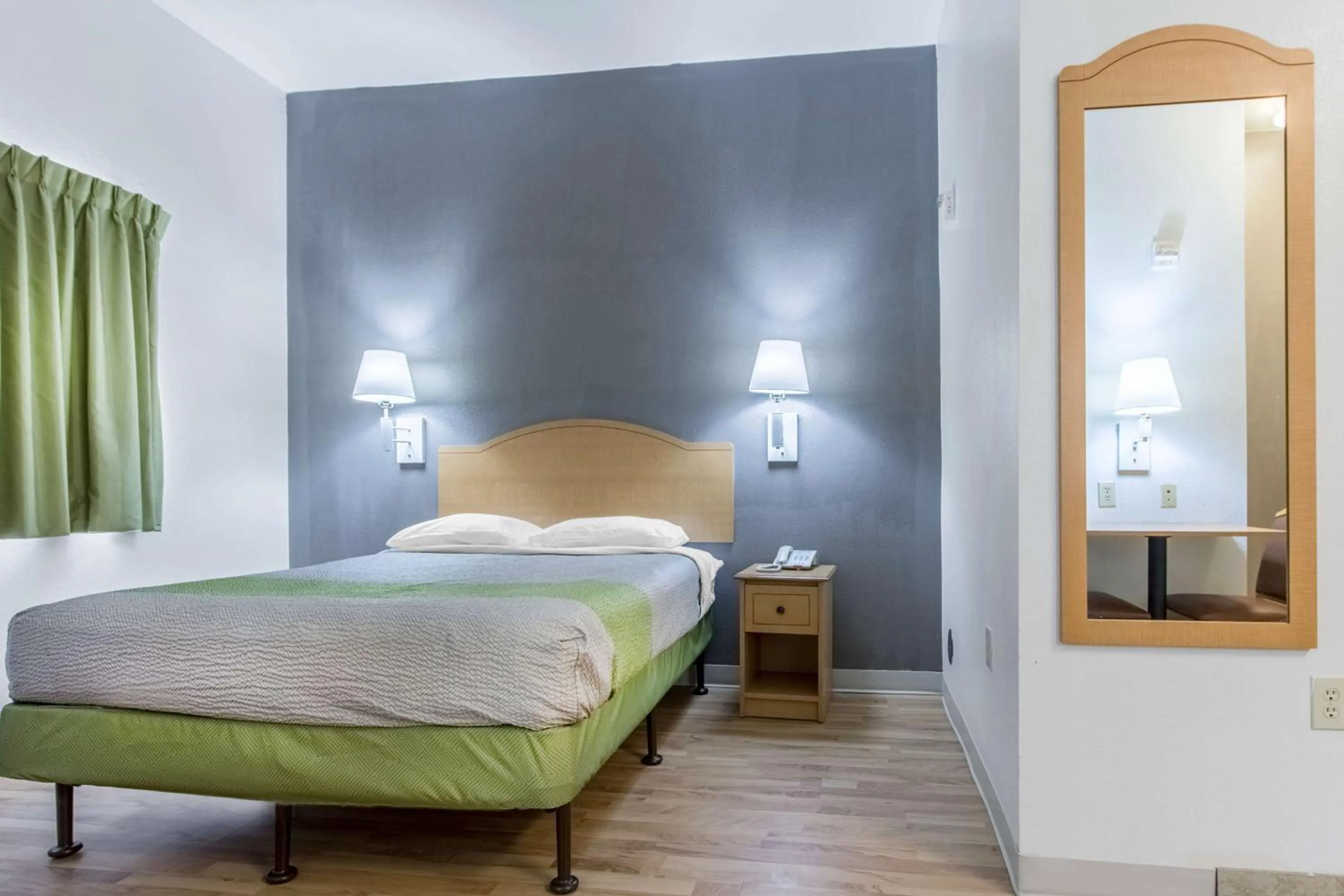 Deluxe Queen Room - Smoking in Studio 6-Lafayette, LA - Broussard