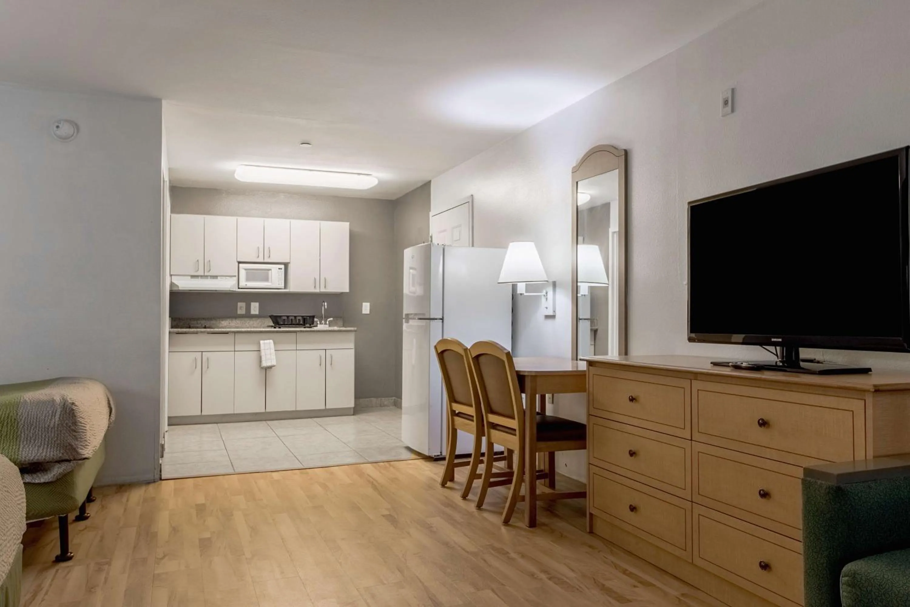 Deluxe Quadruple Room - Non-Smoking in Studio 6-Lafayette, LA - Broussard