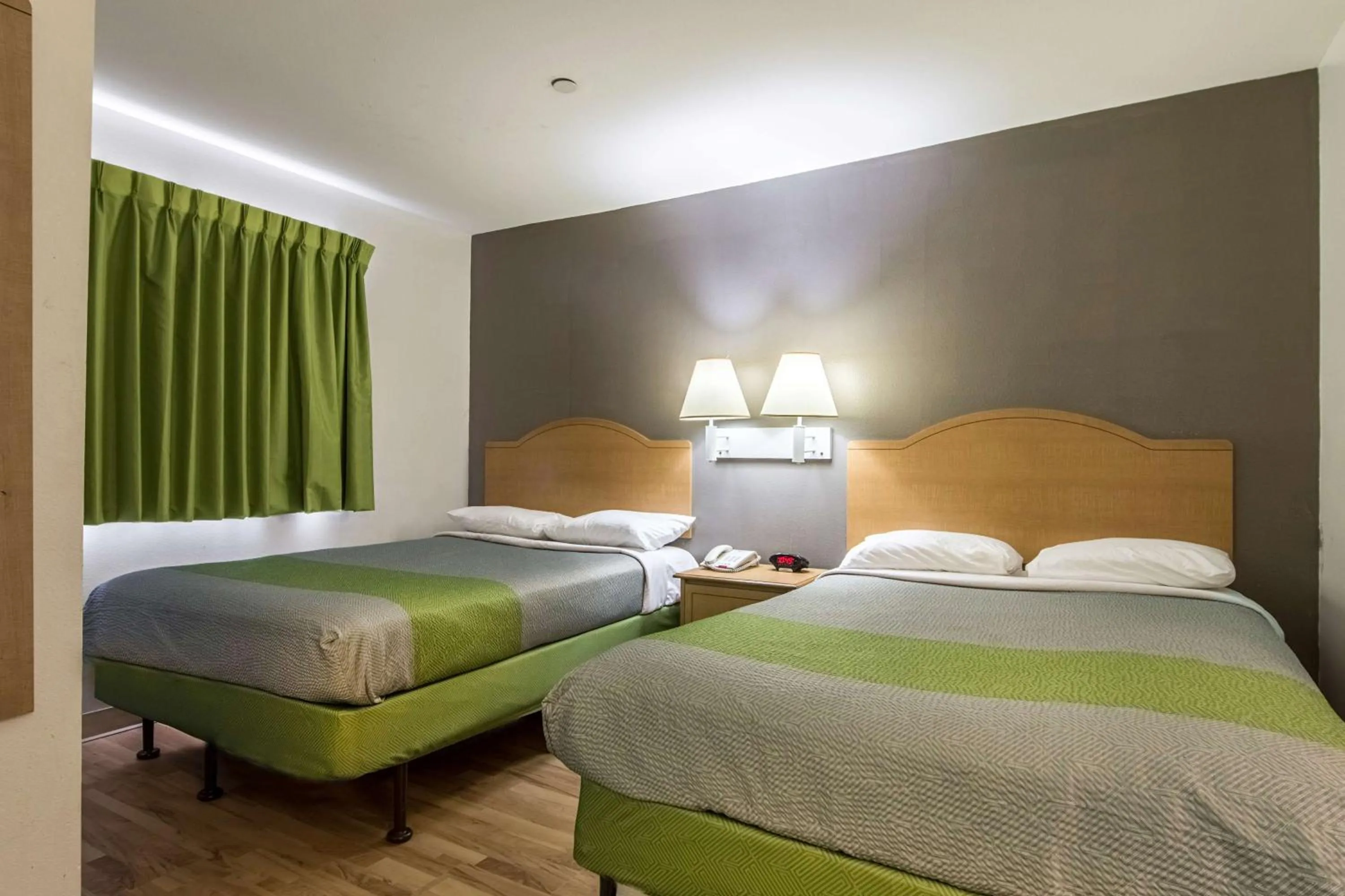 Quadruple Room - Disability Access - Non-Smoking in Studio 6-Lafayette, LA - Broussard