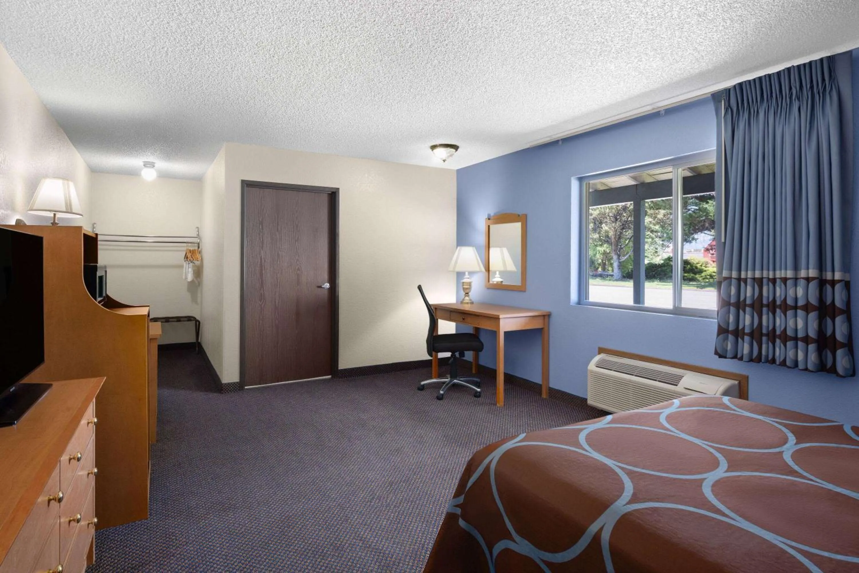 Queen Room with Mobility/Hearing Access - Non-Smoking in Super 8 by Wyndham Susanville
