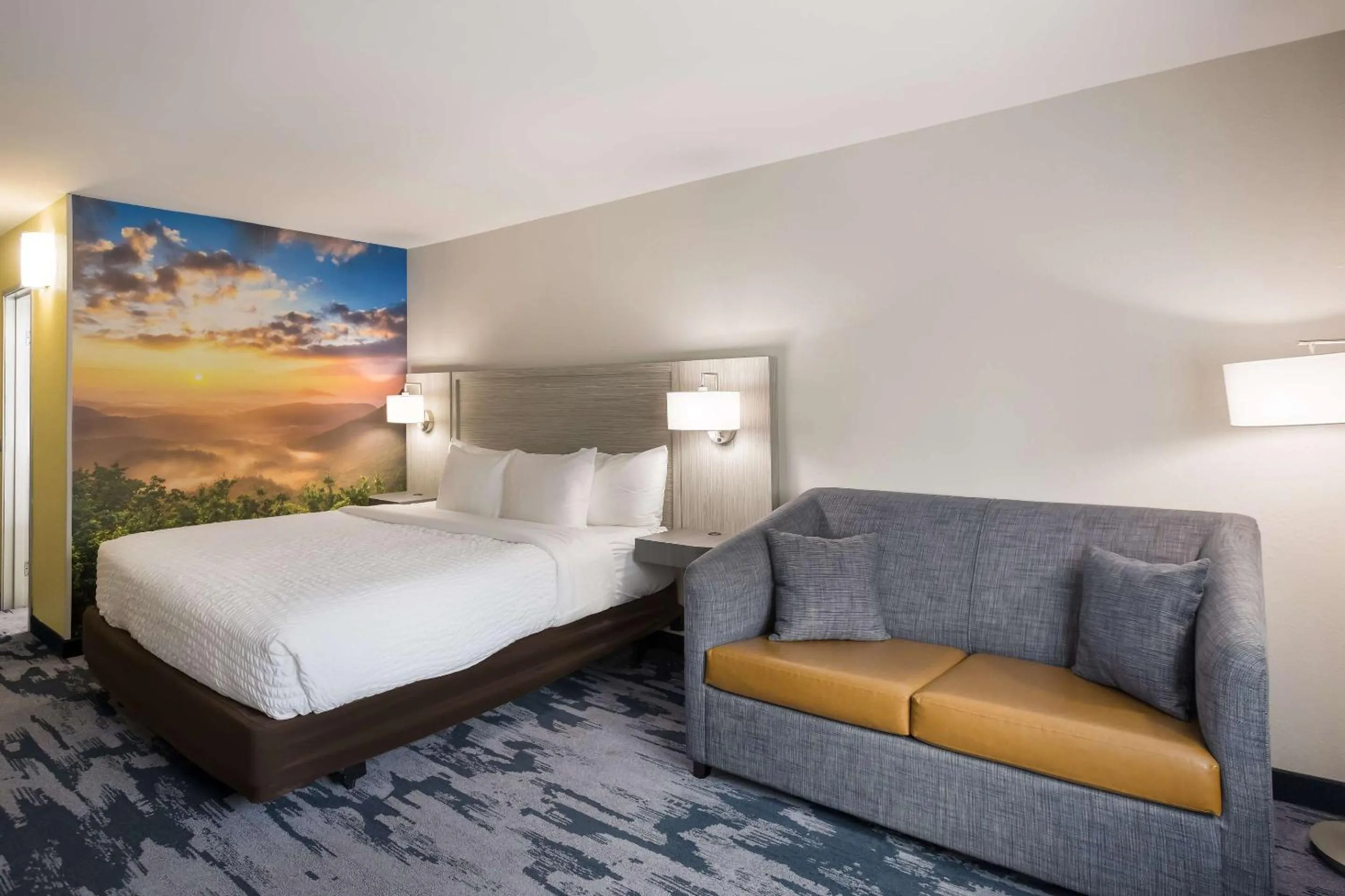 King Room - Non-Smoking in Clarion Pointe Sylva near Cherokee Area