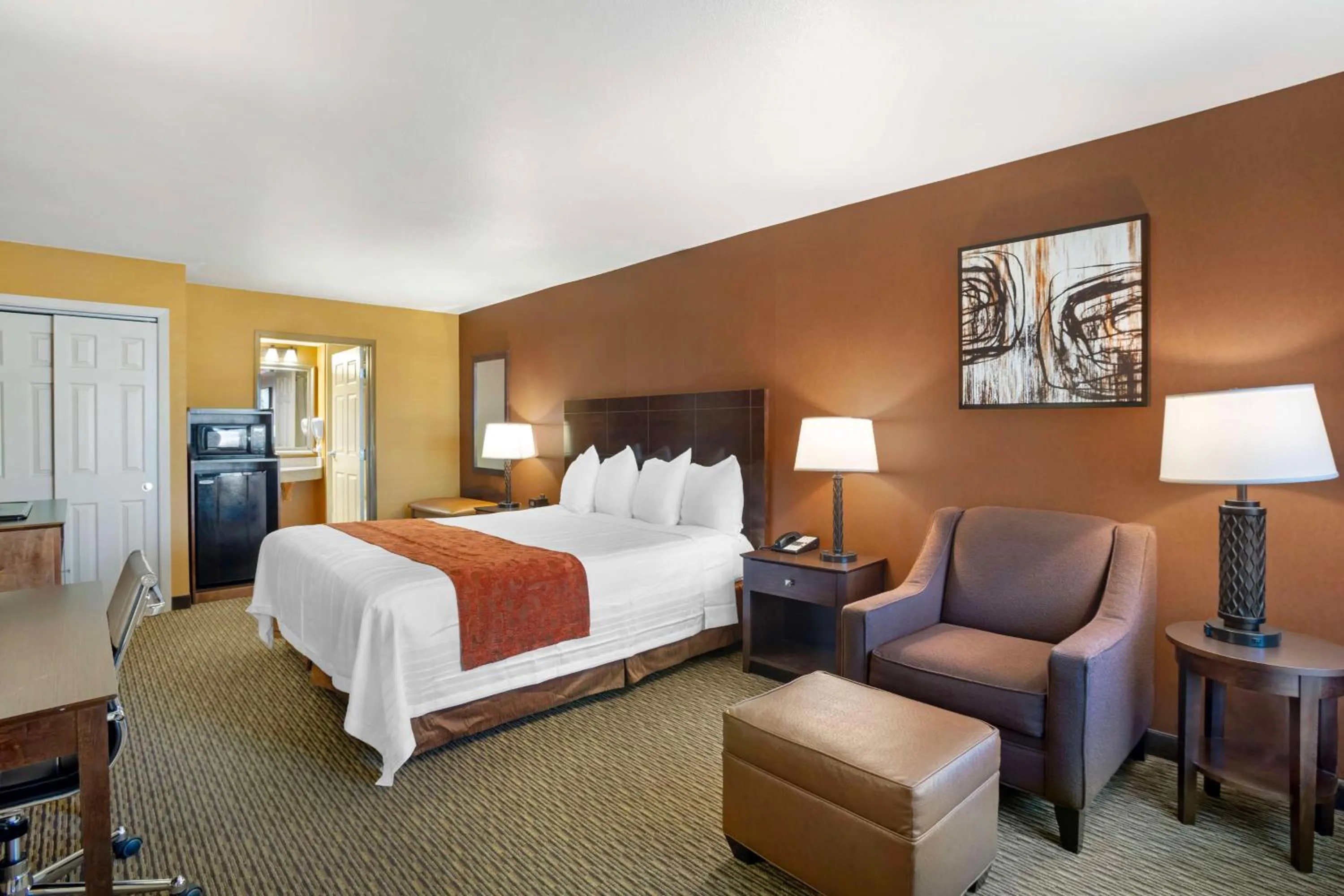 King Room with Bathtub - Disability Access/Non-Smoking in Best Western Exeter Inn & Suites