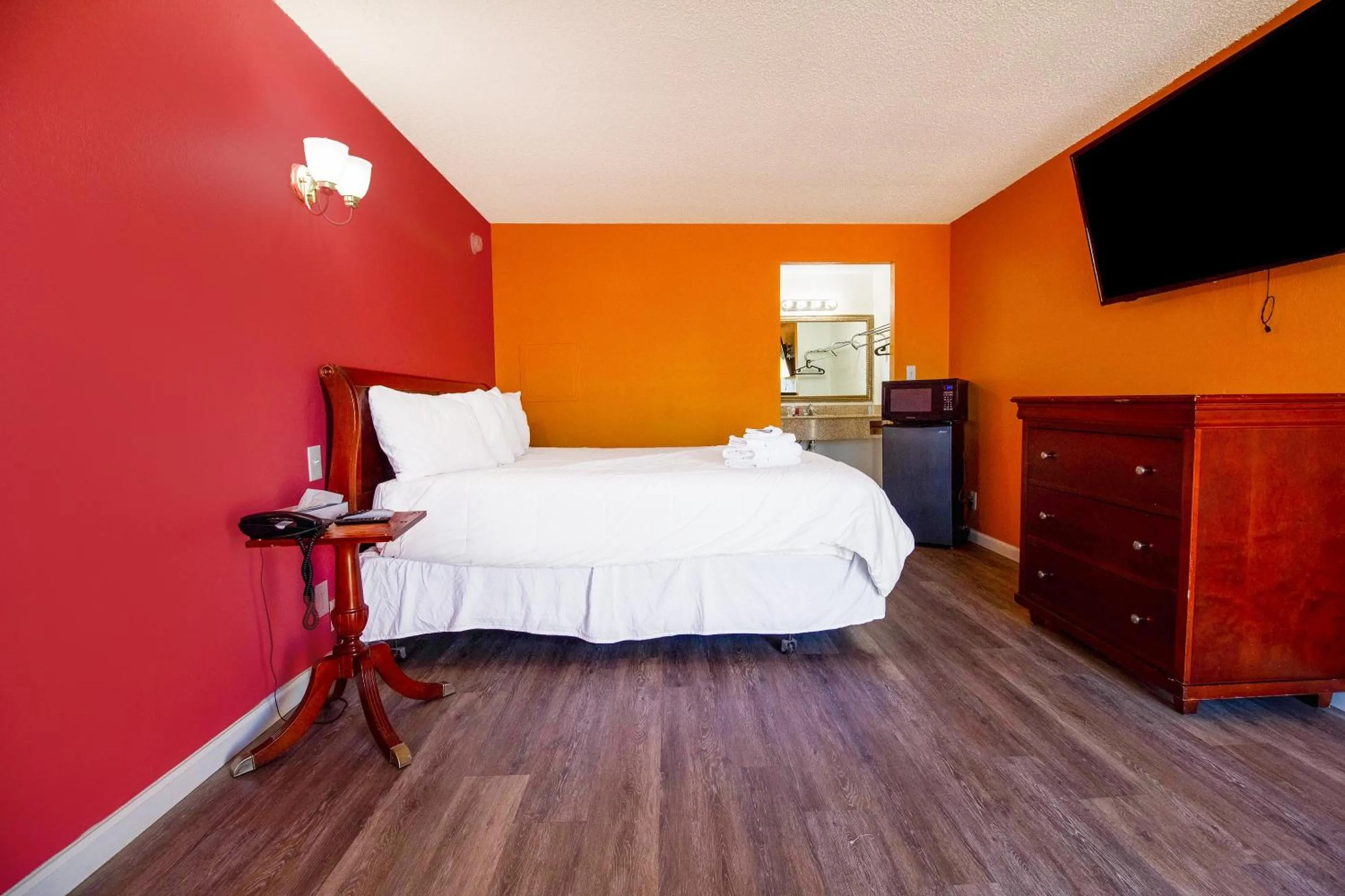 King Bed Non-Smoking in Crossroads Motel Seiling US 60