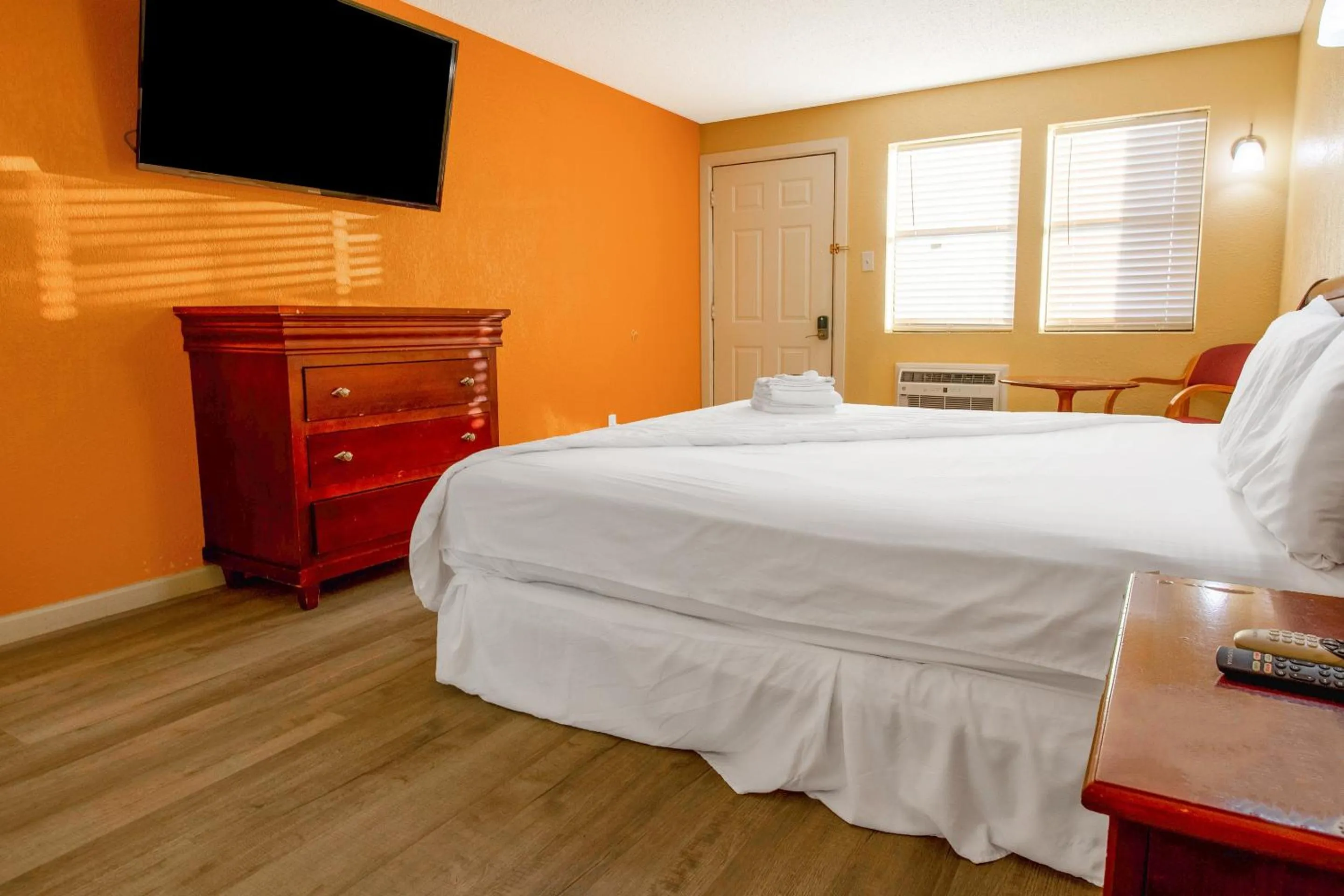 King Bed Accessible in Crossroads Motel Seiling US 60