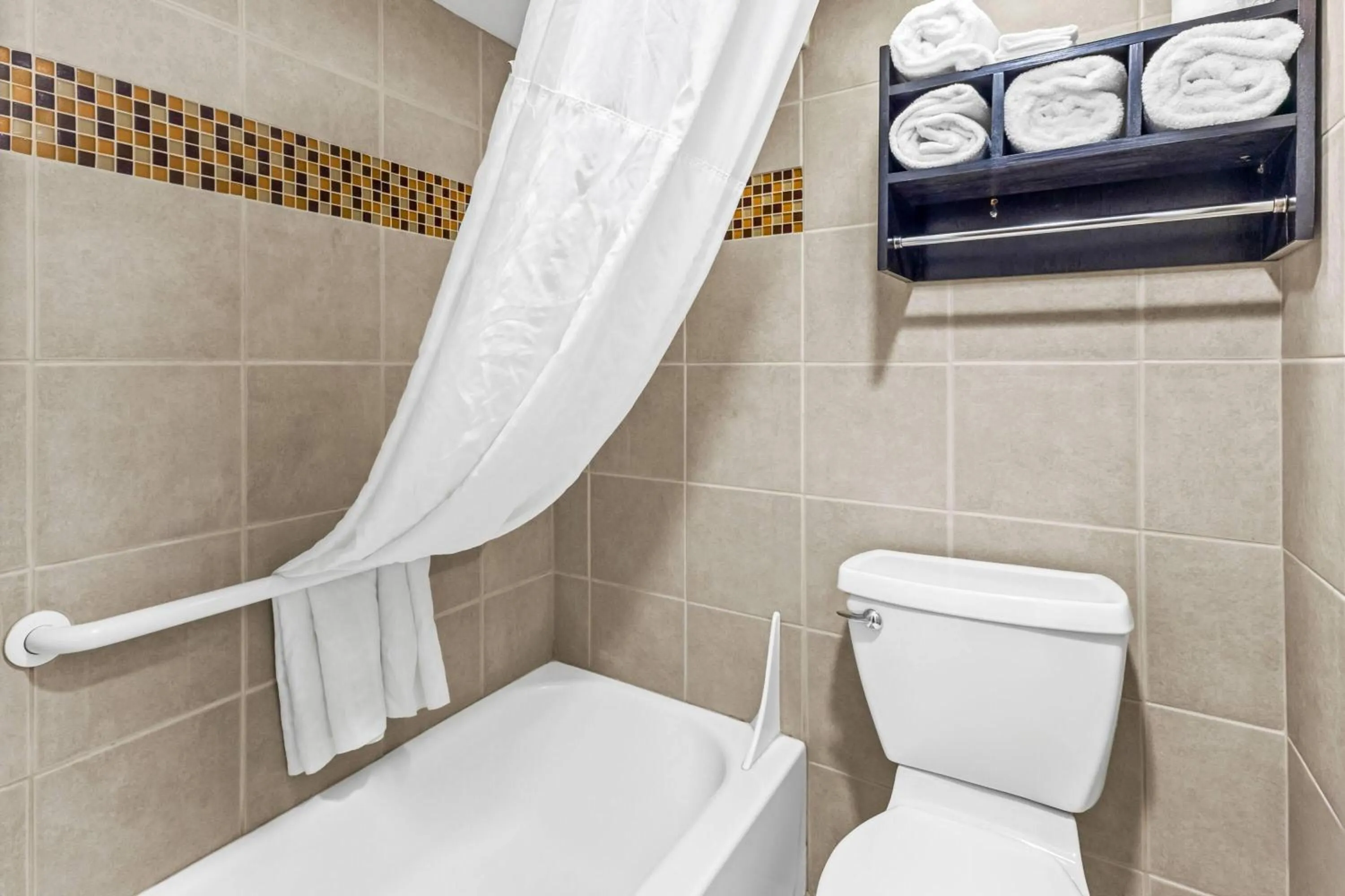 Double Room with Three Double Beds ( 2 Adults) in Days Inn by Wyndham Elko