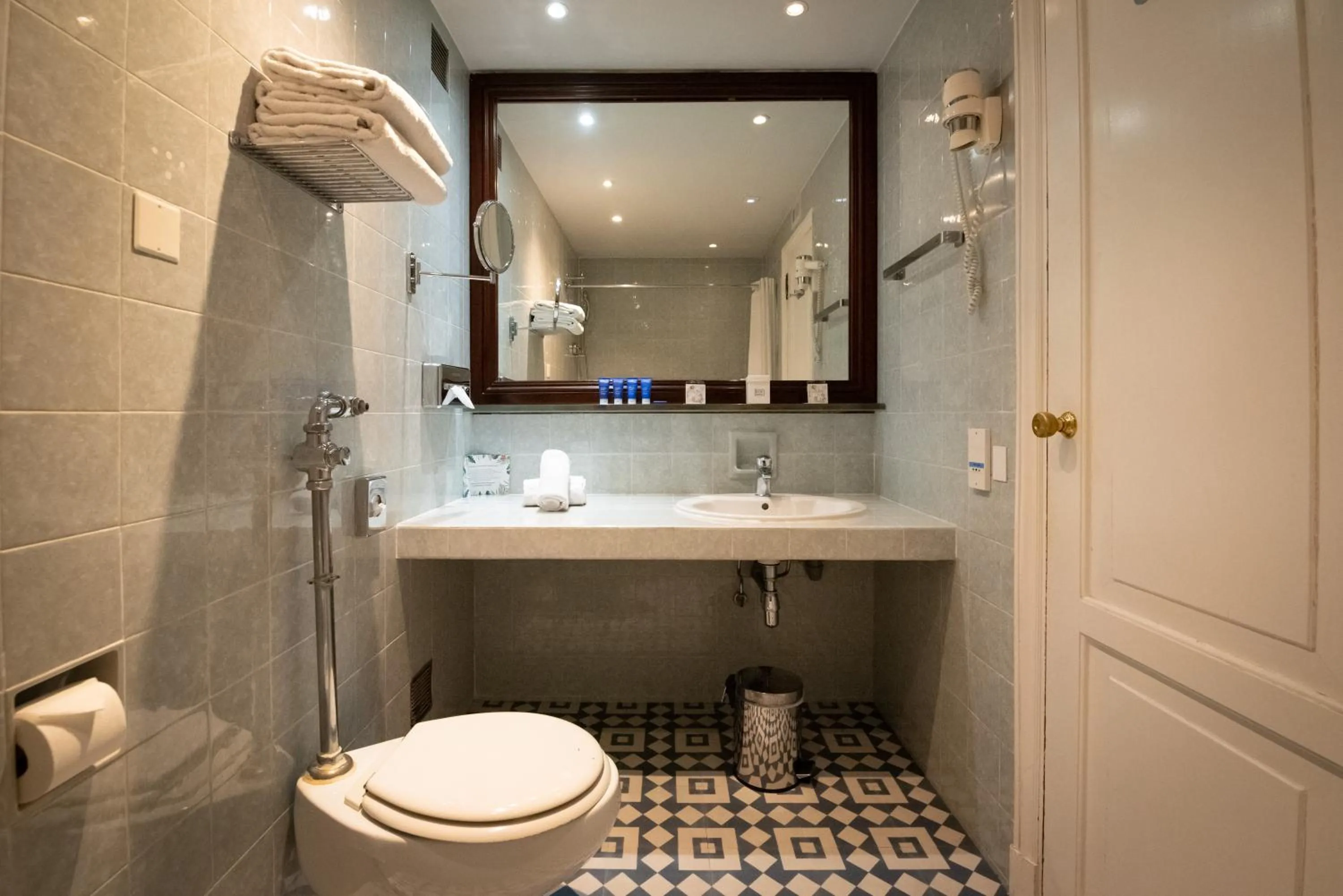 Bathroom in Splendid Hotel & Spa Nice