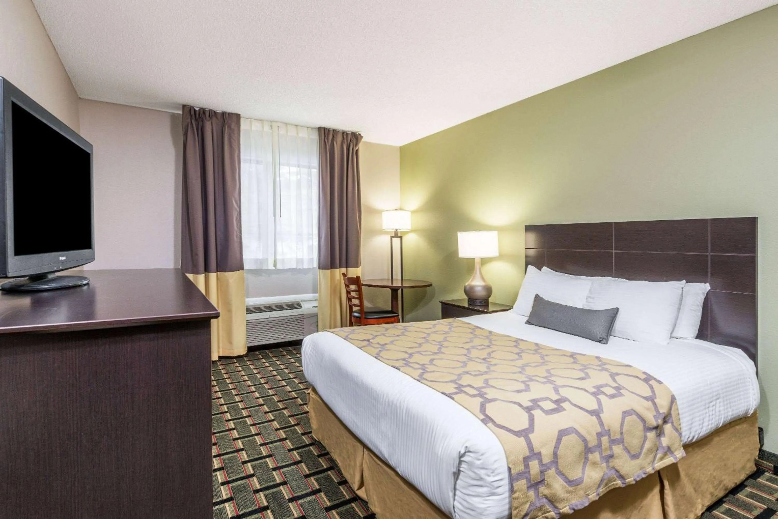 Photo of the whole room, Bed in Baymont by Wyndham Cambridge