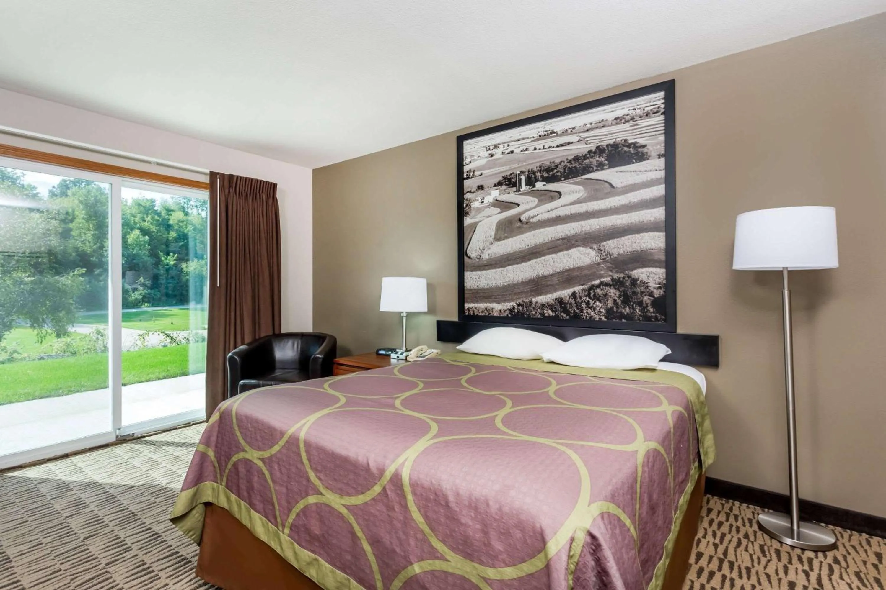 Deluxe King Suite with Jetted Tub - Non-Smoking in Super 8 by Wyndham Platteville