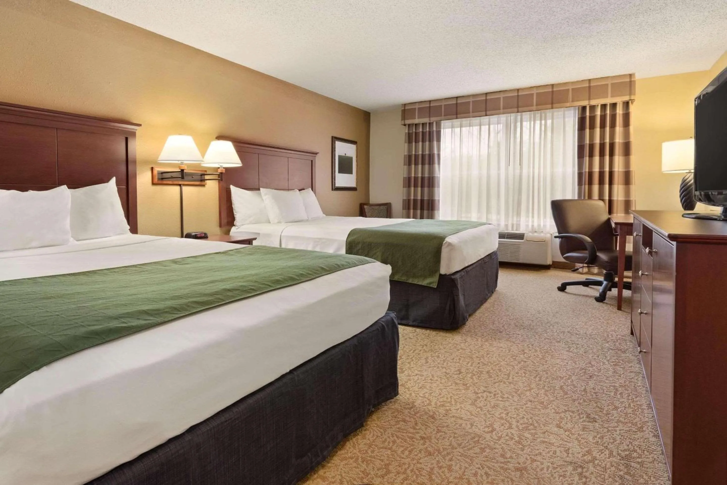 Queen Room with Two Queen Beds in Country Inn & Suites by Radisson, Stevens Point, WI