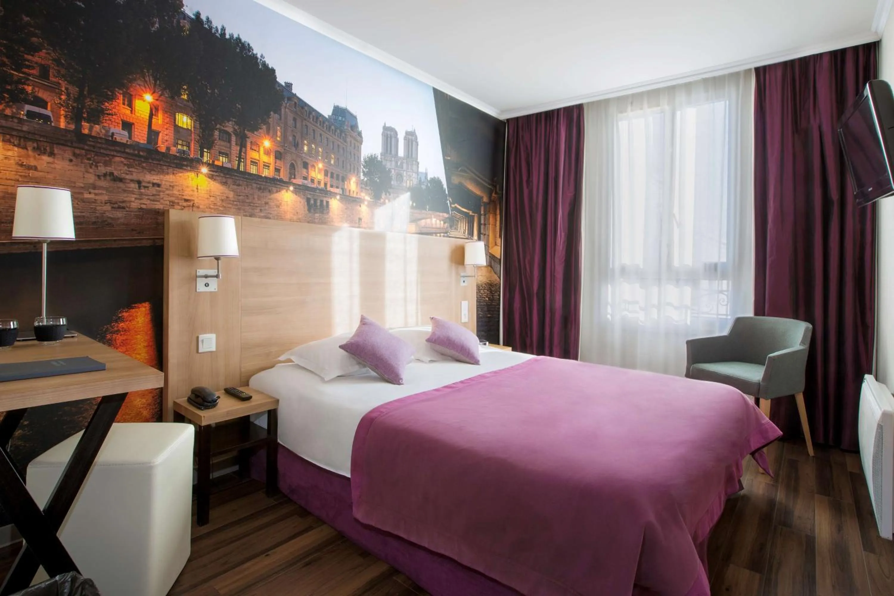 Standard Single Room with Double Bed in Best Western Rives de Paris La Defense
