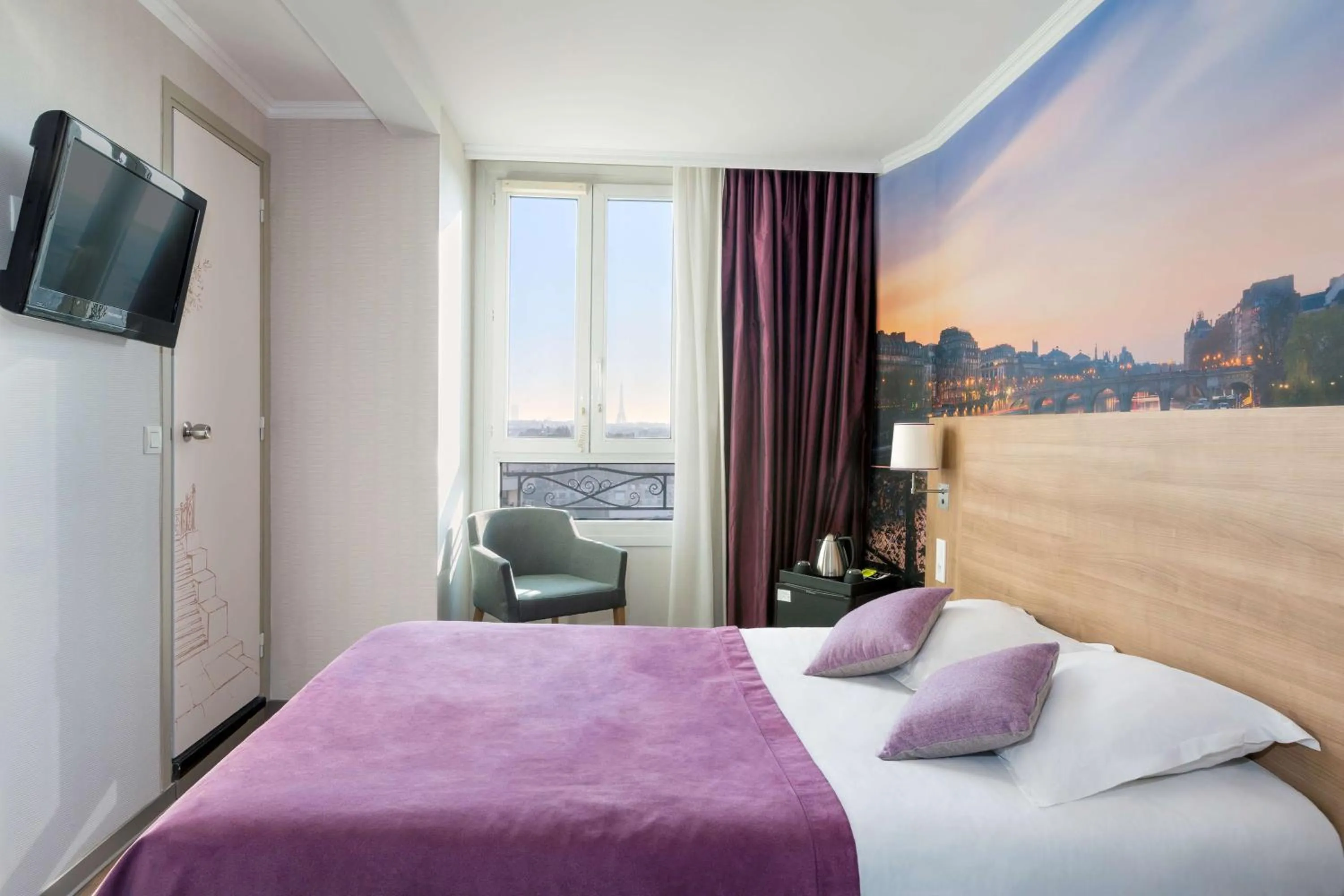 Standard Single Room with Double Bed in Best Western Rives de Paris La Defense