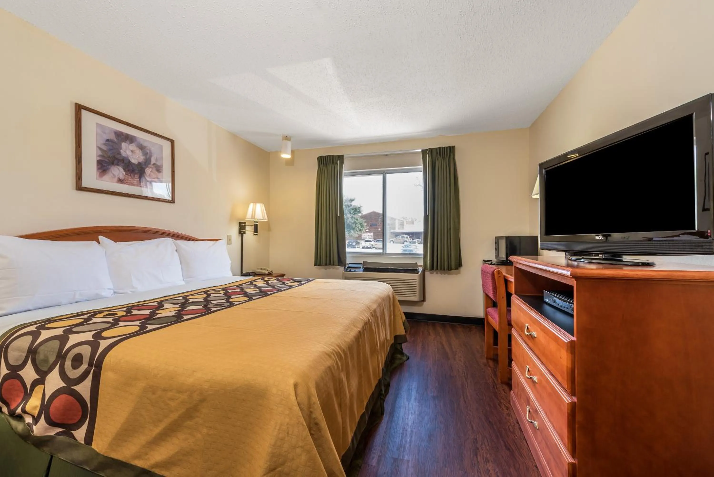 King Room with Roll-In Shower - Mobility Access/Non-Smoking in Super 8 by Wyndham Denton